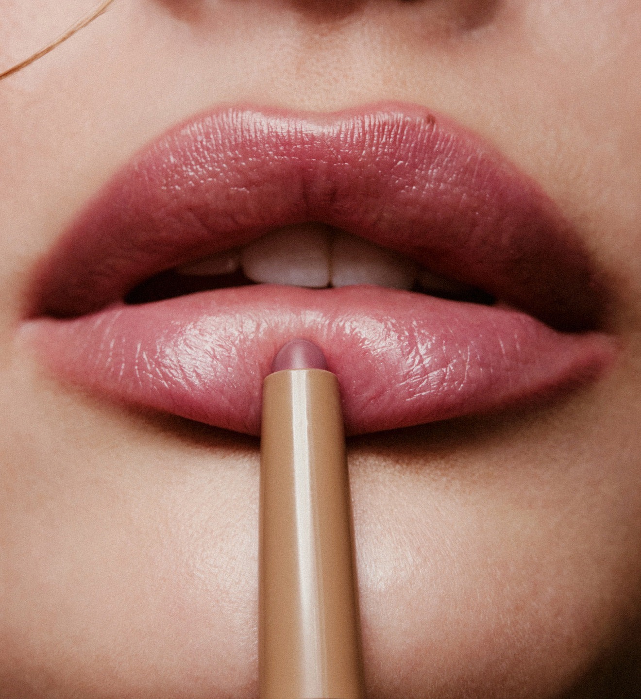 新品限時預購 | rhode peptide lip shape 胜肽唇線筆（全14色）｜Hailey Bieber 的美唇秘密：首創「修容級」唇線筆，養護、塑形、澎潤一支搞定！