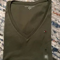 [S] TOMMY HILFIGER SMALL LOGO LADIES V-NECK T-SHIRT,OLIVE, 76J4887-701 (STH1023)