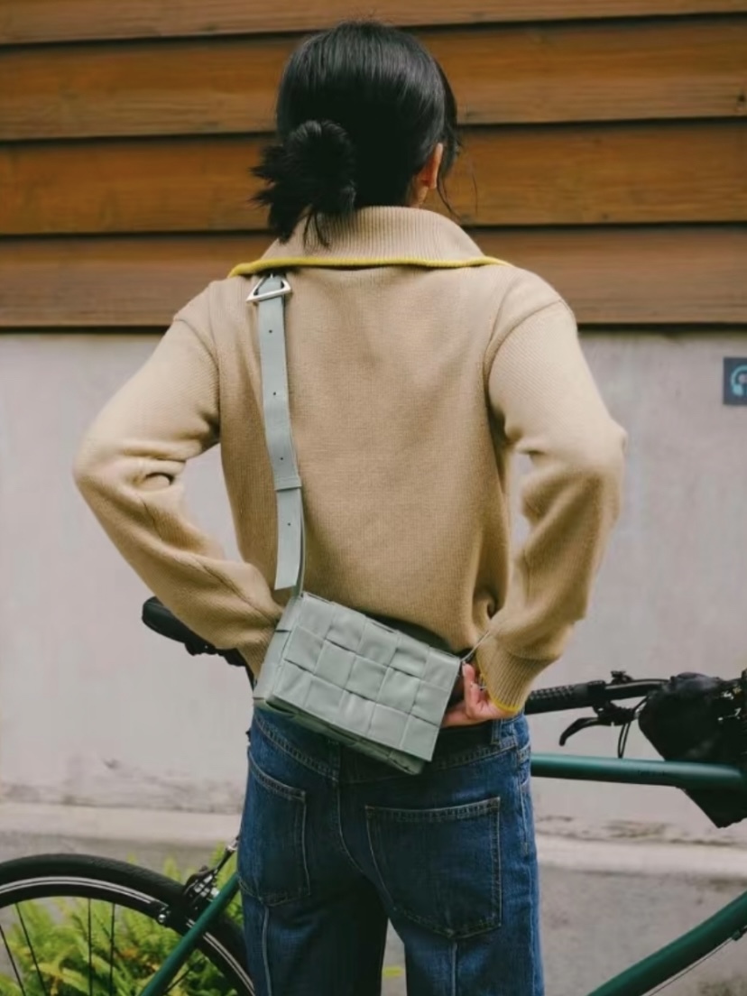 BOTTEGA VENETA BV Cassette Intreccio 皮革斜背袋