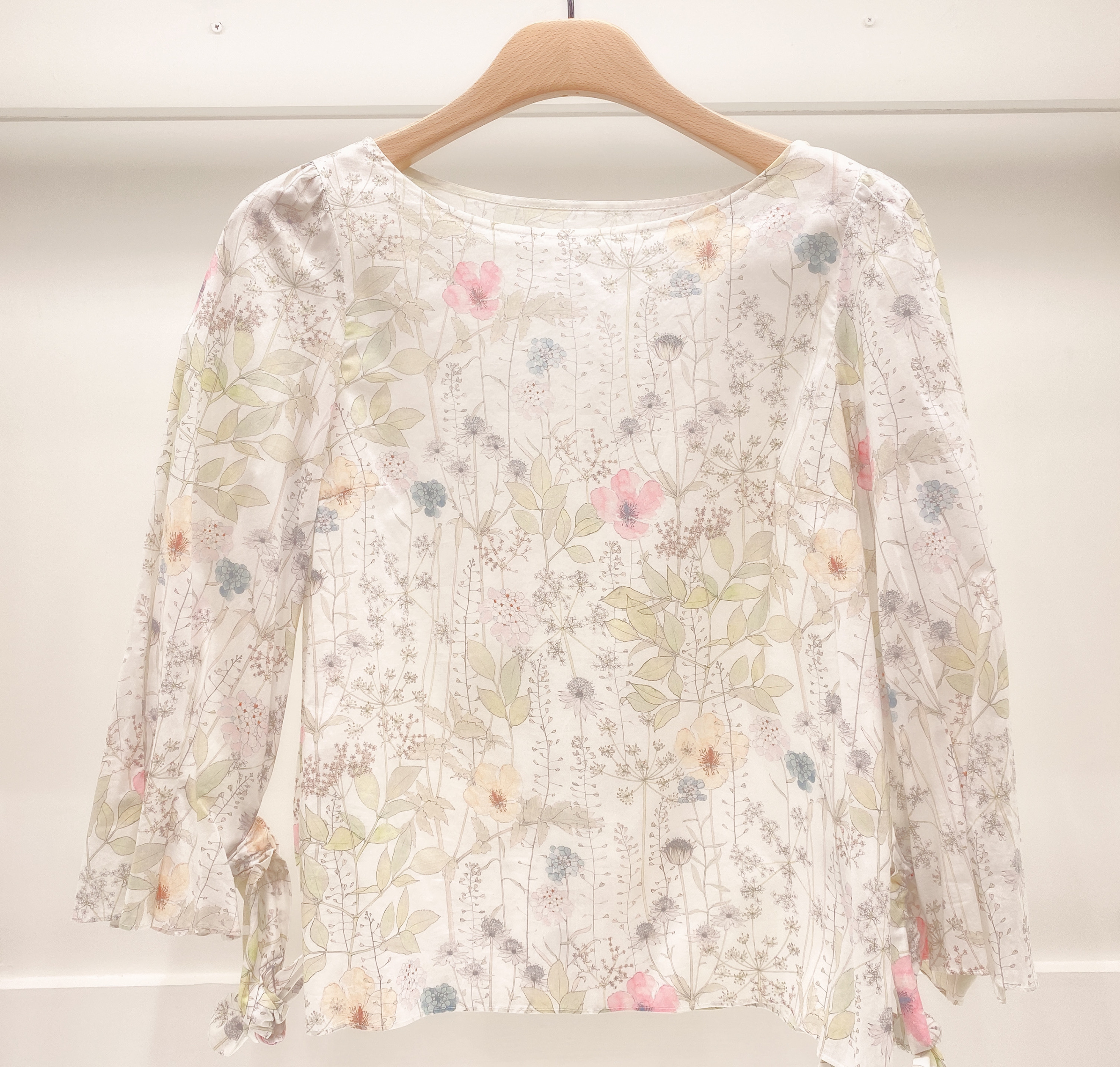 五分荷袖花布上衣