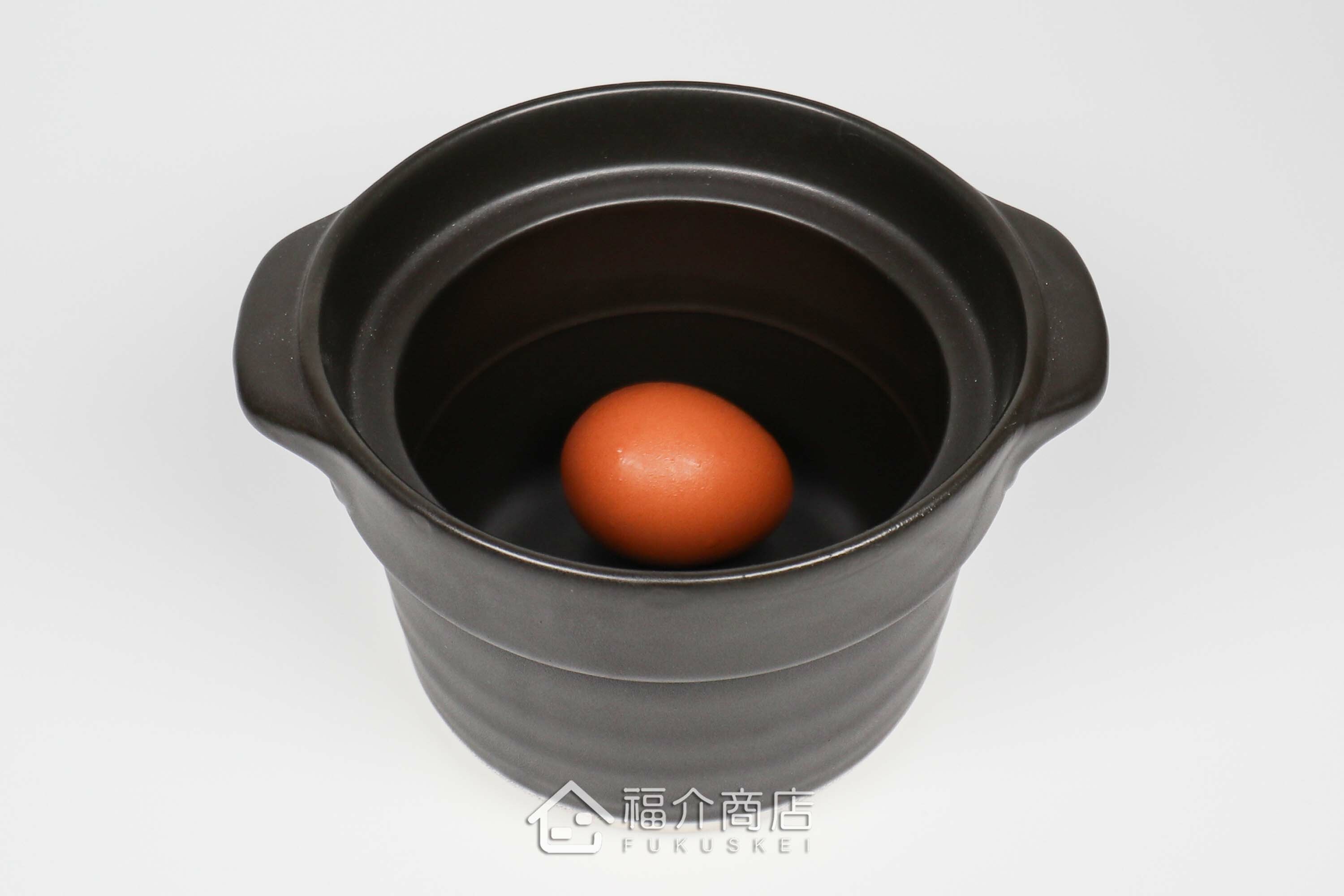 煮飯用陶瓷材質的飯鍋與土雞蛋