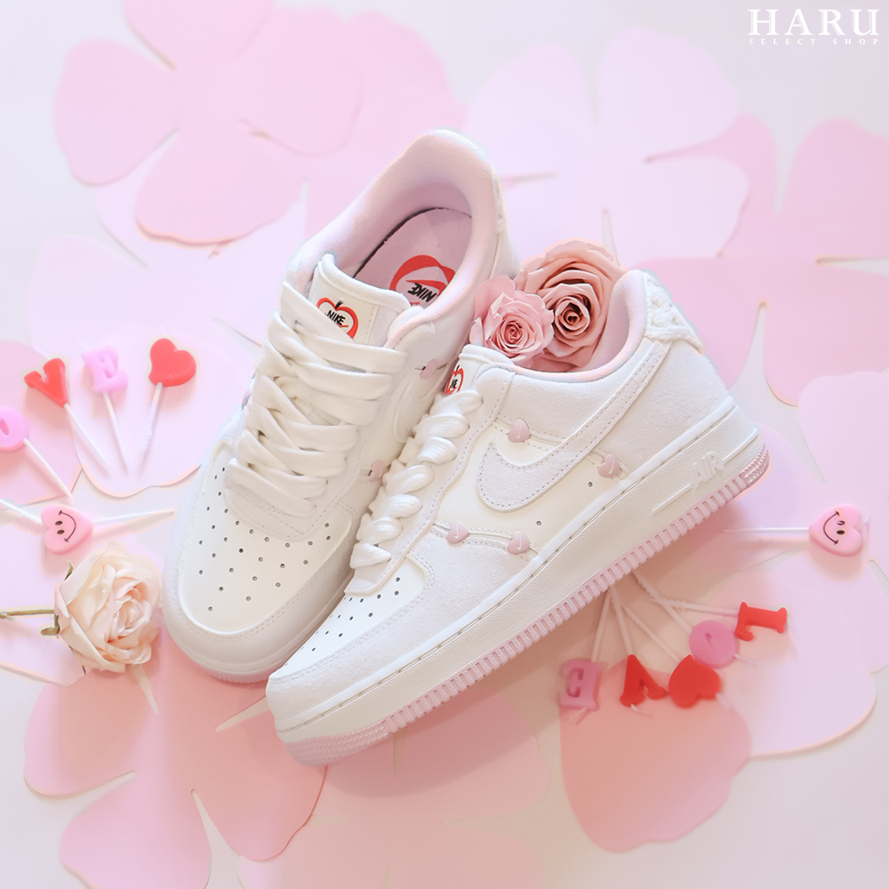 Nike Air Force 1 AF1 Low Valentine's Day 2025 白粉麂皮 情人節限定 愛心 刺繡蘋果 HV5992-111