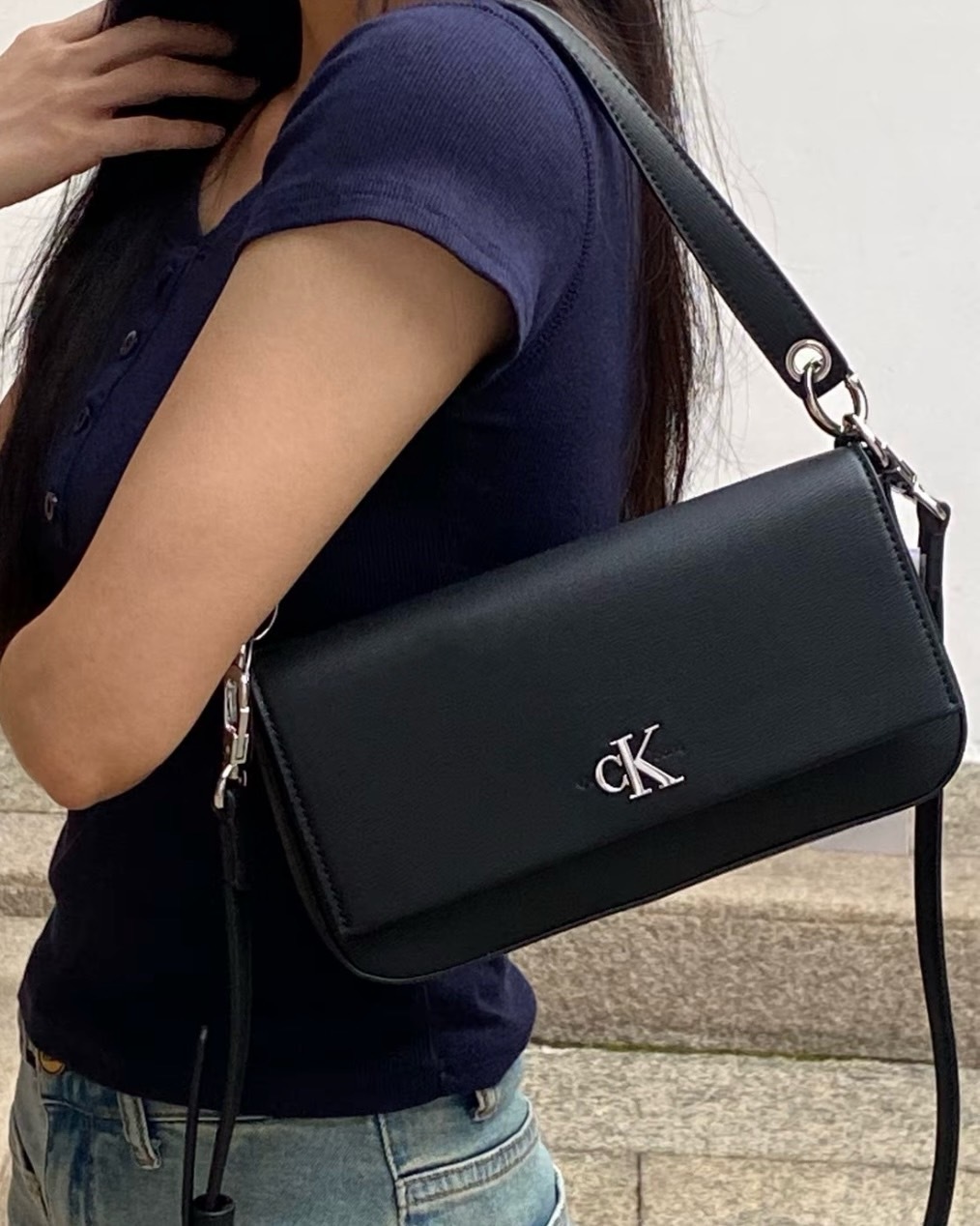 Calvin Klein CK 純色 字母 LOGO 翻蓋 單肩包 腋下包 斜背 小包 可拆卸 黑