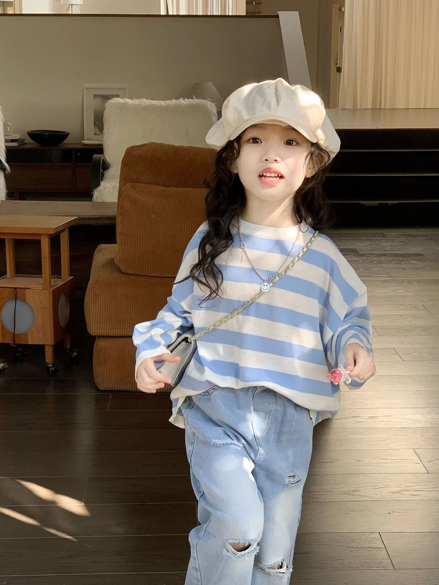 寬鬆條紋上衣/刷破牛仔褲