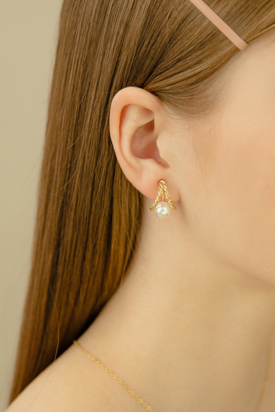 月牙灣鏤空珍珠。夾式耳環