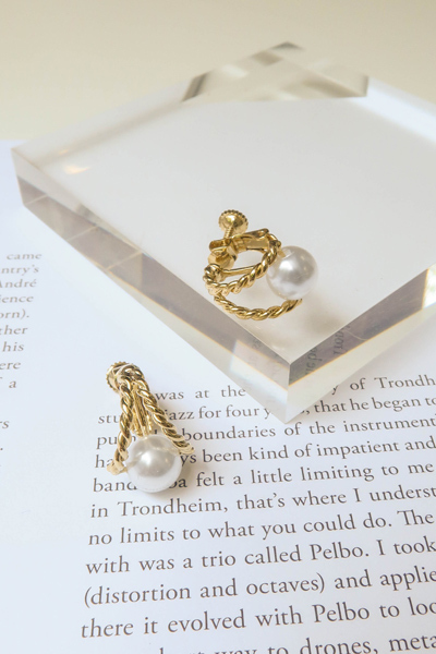 月牙灣鏤空珍珠。夾式耳環