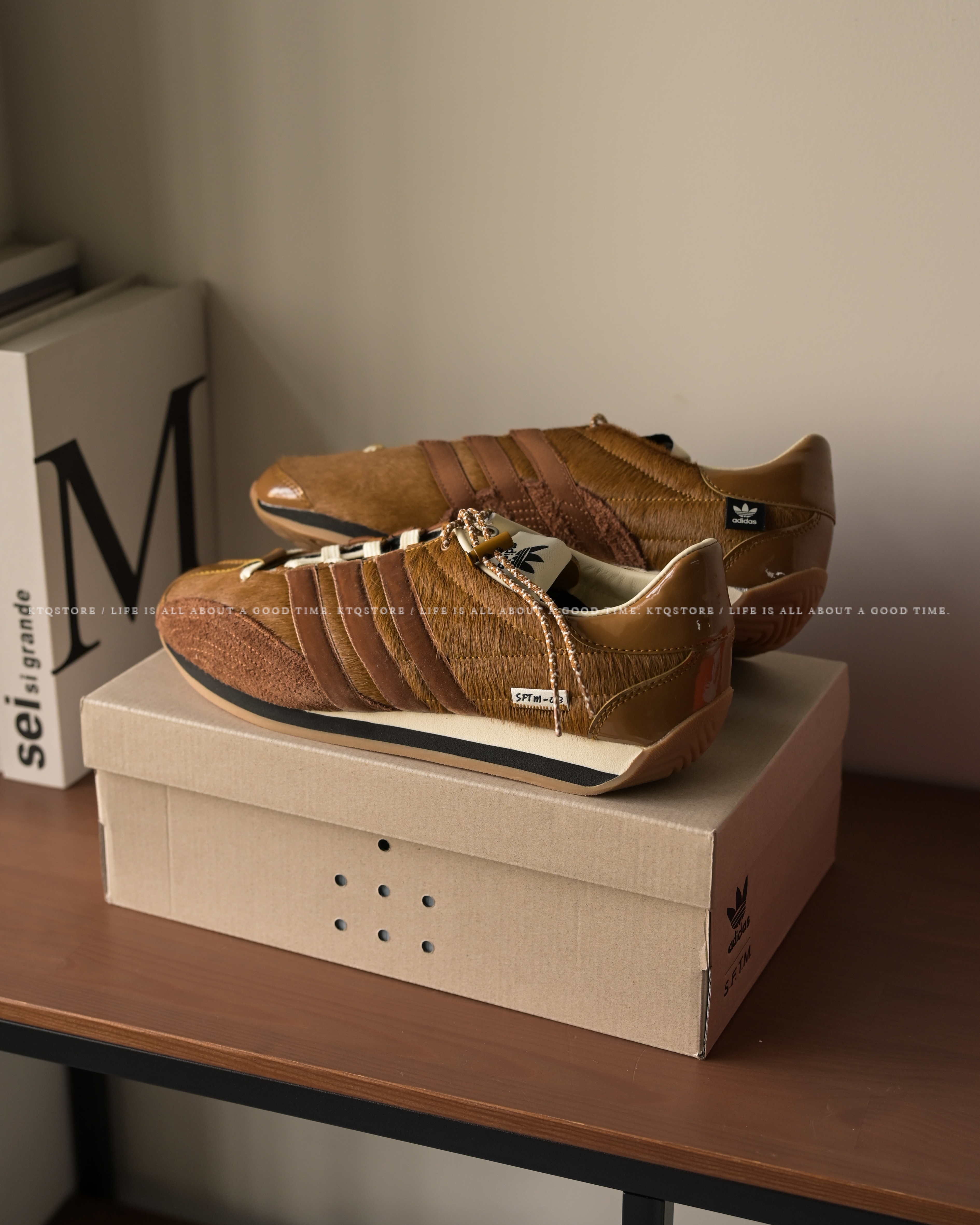 KTQ STORE ‧ adidas x SFTM Country OG 男鞋女鞋棕絨毛漆皮聯名抽繩 JH8639