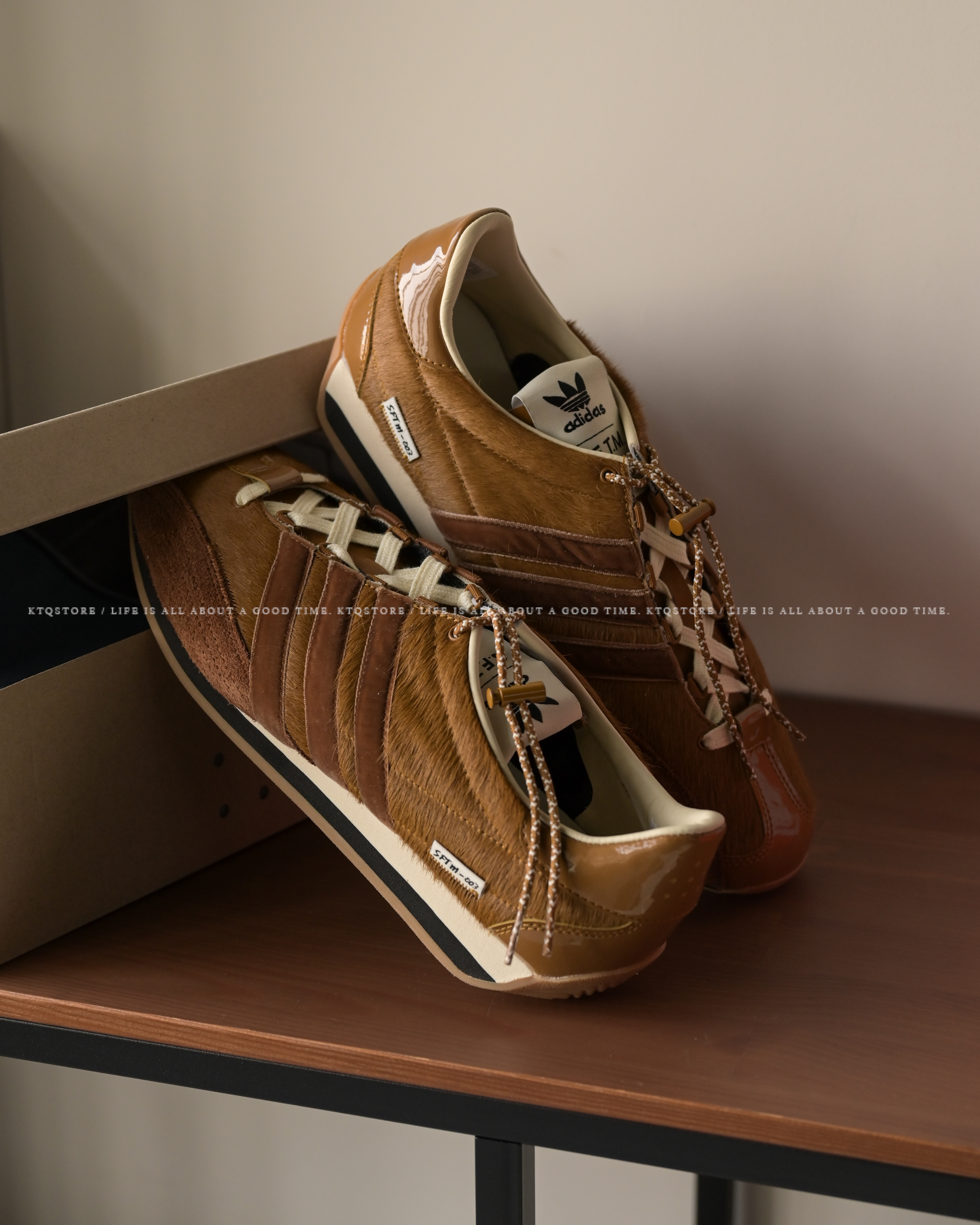 KTQ STORE ‧ adidas x SFTM Country OG 男鞋女鞋棕絨毛漆皮聯名抽繩 JH8639
