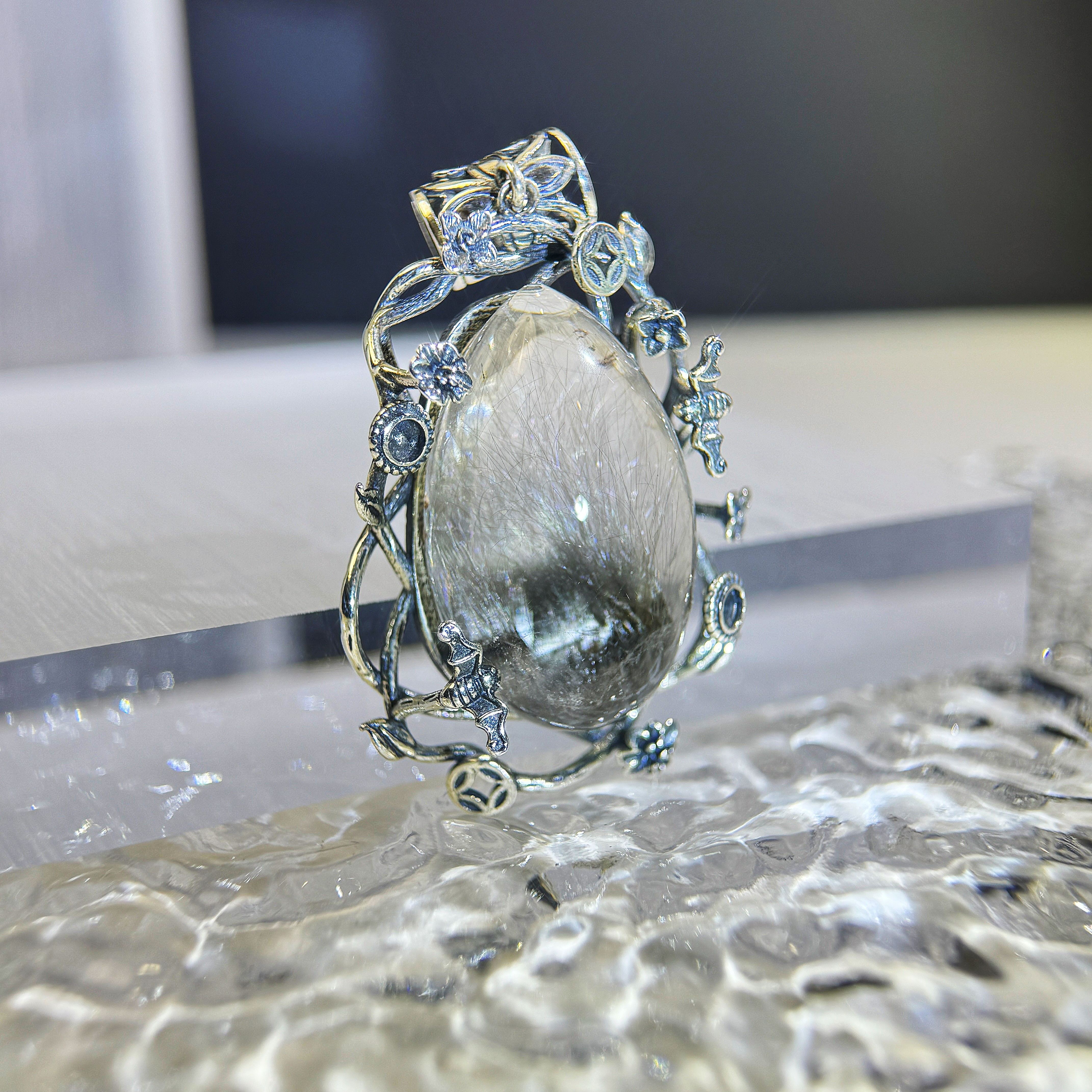 黑銀鈦花繞邊吊墜