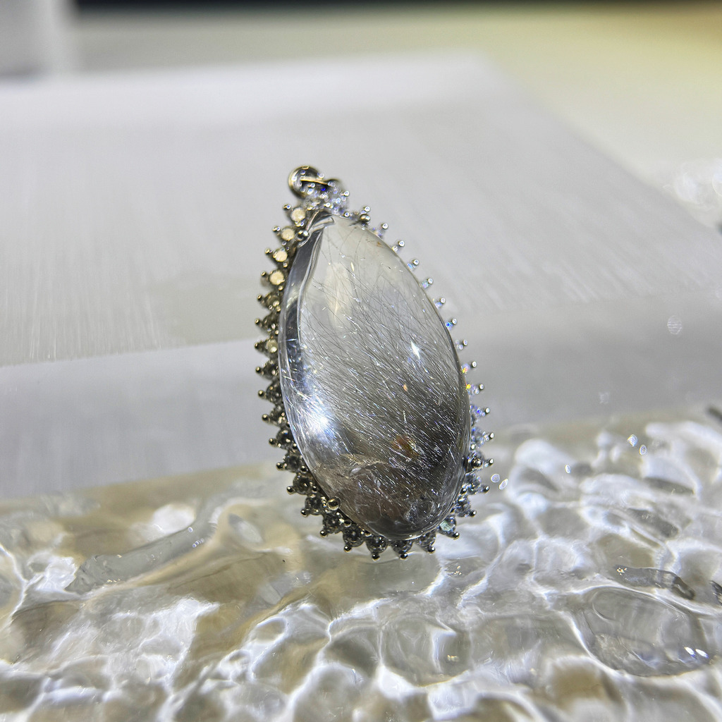 黑銀鈦環繞鑲鑽吊墜