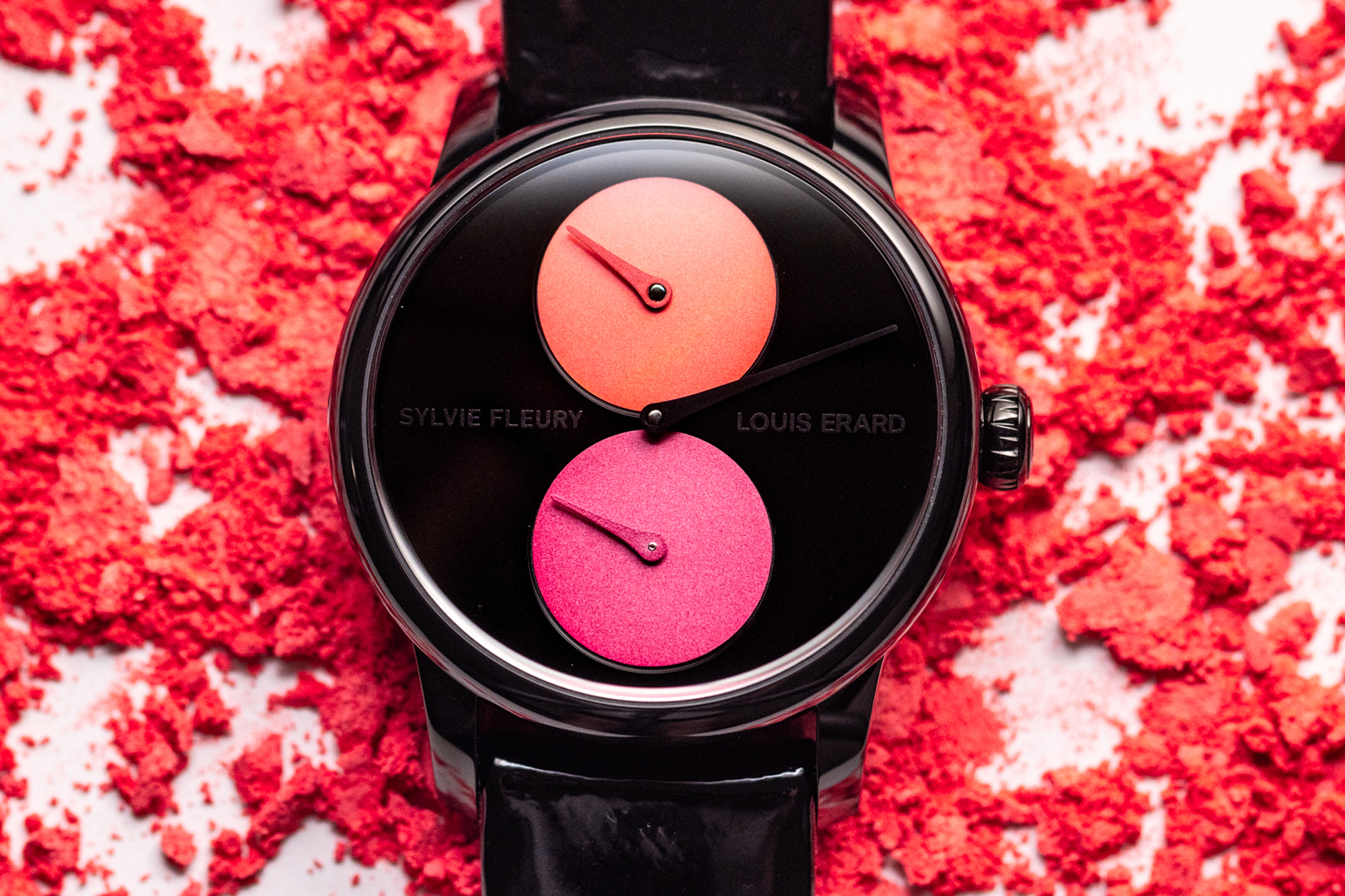 《新錶2025》令人愛不釋手的眼影盤！LOUIS ERARD x Sylvie Fleury 三針一線彩妝盒聯名腕錶