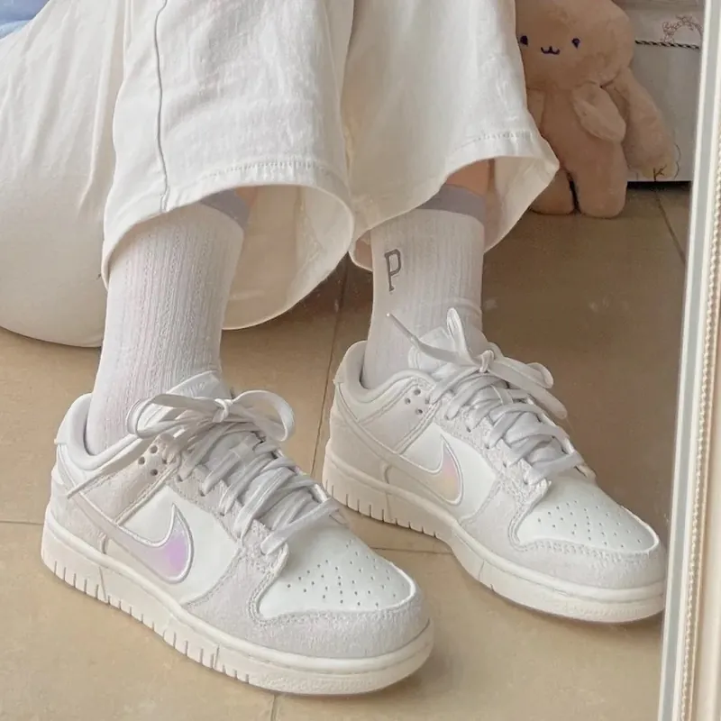 NIKE WMS DUNK LOW "lridescent Swoosh" 米灰雷射
