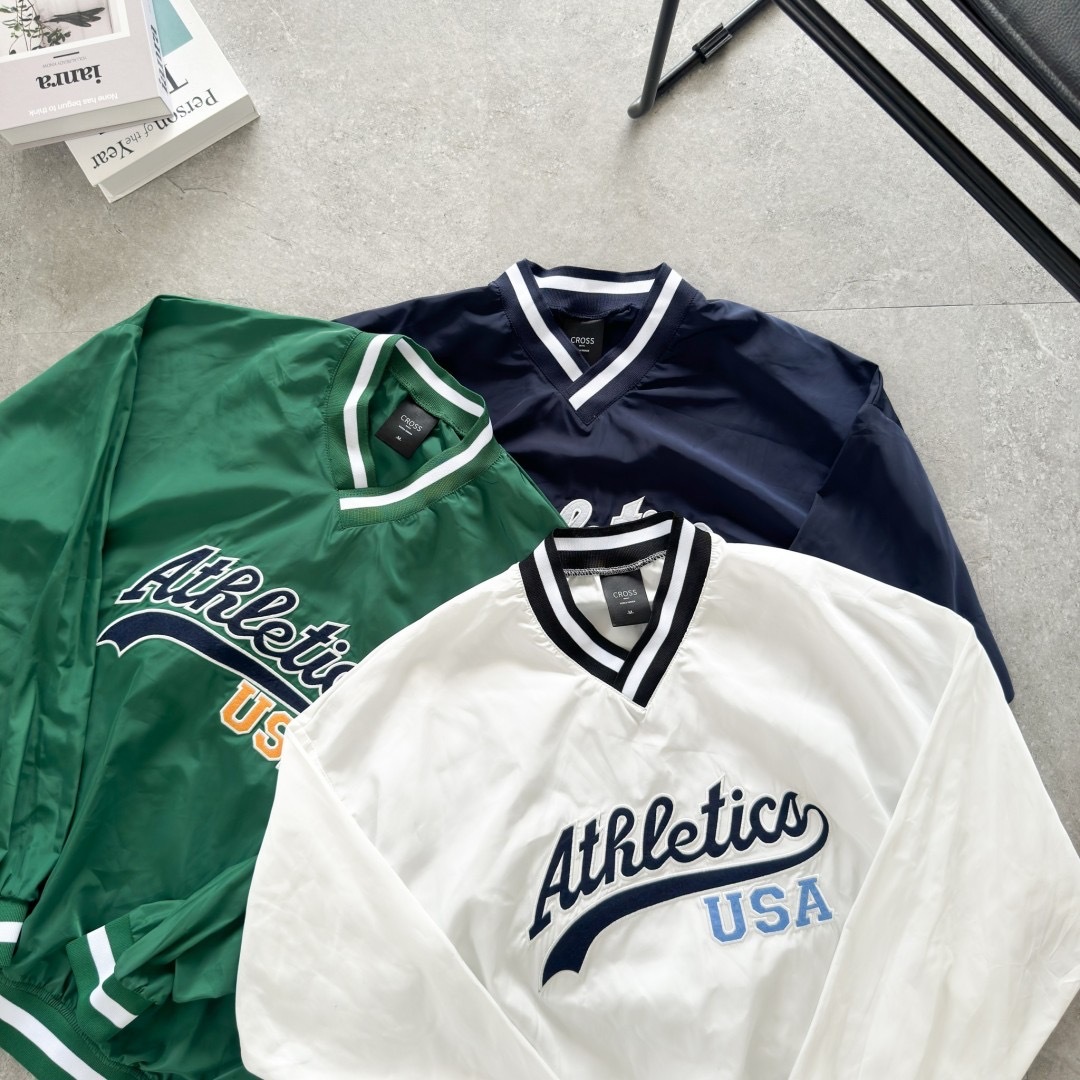 撞色V領美式刺繡 大學T (2colors)