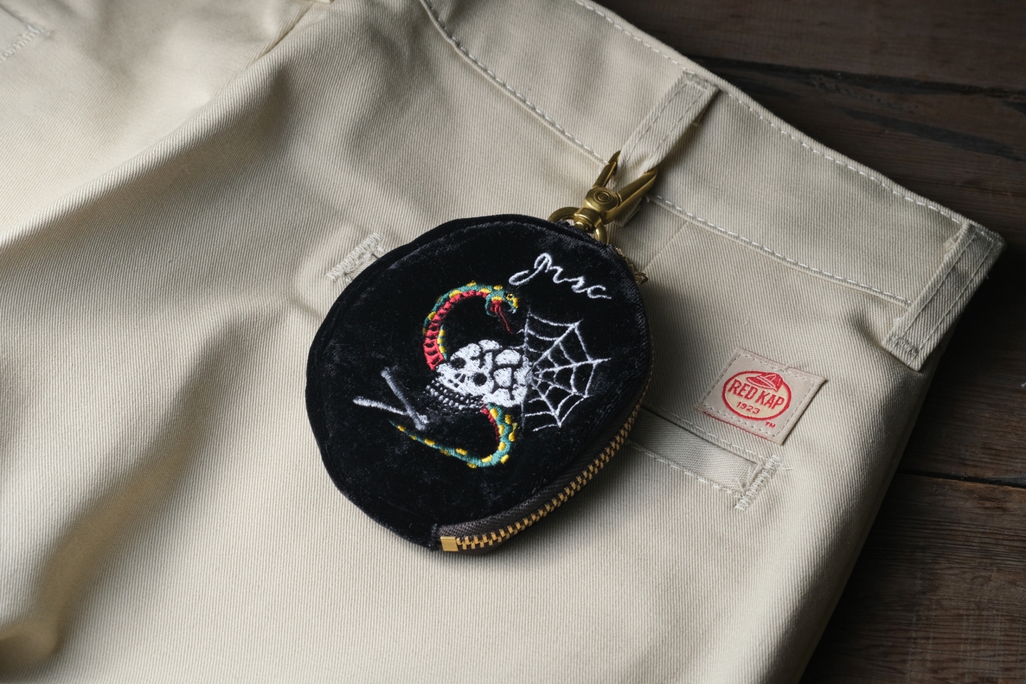 復古絨布刺繡吊掛圓包-橫須賀骷髏&蛇
