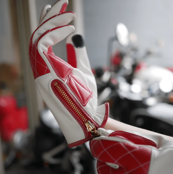 MAXRITZ騎士短手套，YKK金屬拉鍊與全白縫線設計，細節講究彰顯騎士品味