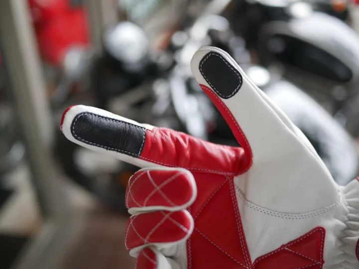 MAXRITZ騎士短手套，YKK金屬拉鍊與全白縫線設計，細節講究彰顯騎士品味