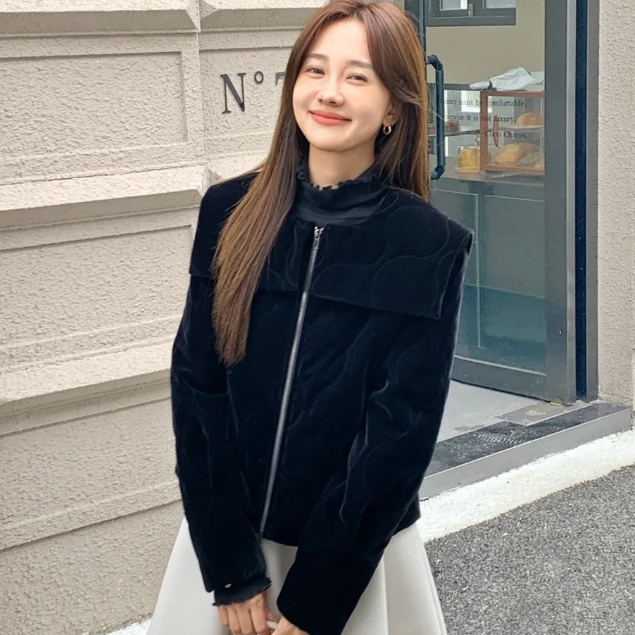 經典黑弧線壓紋絲絨質感圓領外套-F (Elegant & Love)