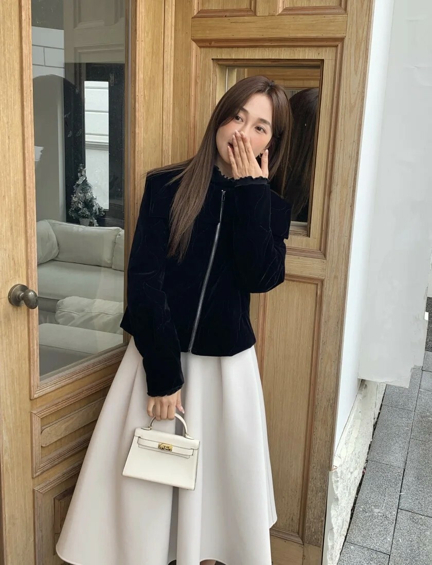 經典黑弧線壓紋絲絨質感圓領外套-F (Elegant & Love)