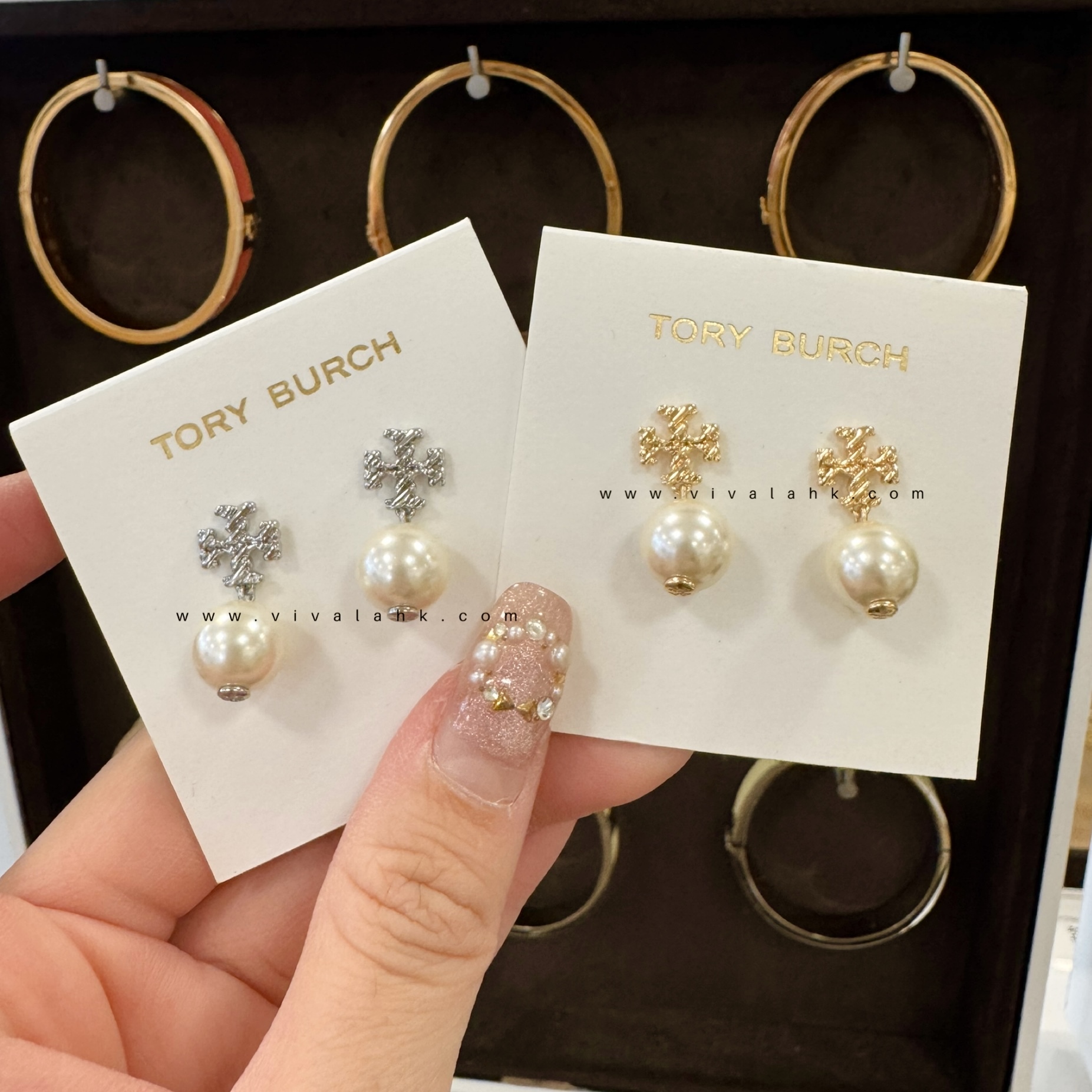 Tory Burch - 扭紋Logo + 珍珠吊墜耳環 (164142)