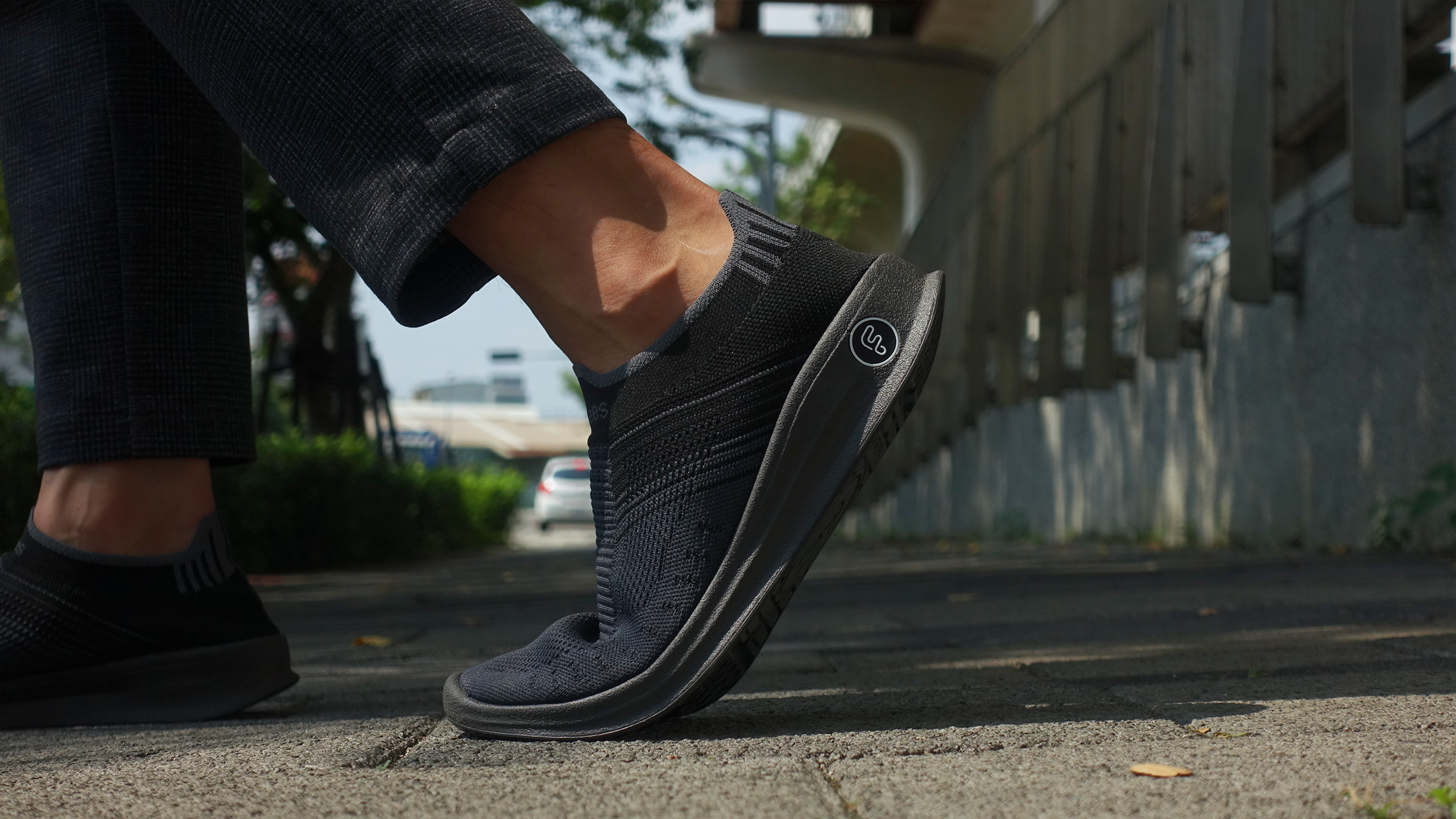 一腳蹬,通勤族小黑鞋,搭配西裝褲,休閒、正式感兼具