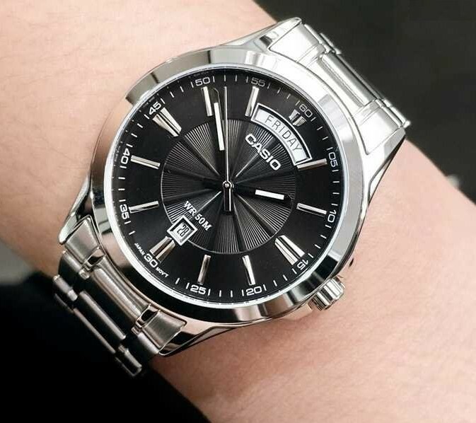 萬年鐘錶 - CASIO  簡潔大方黑面經典不鏽鋼男錶 MTP-1381D-1AV 錶徑40MM