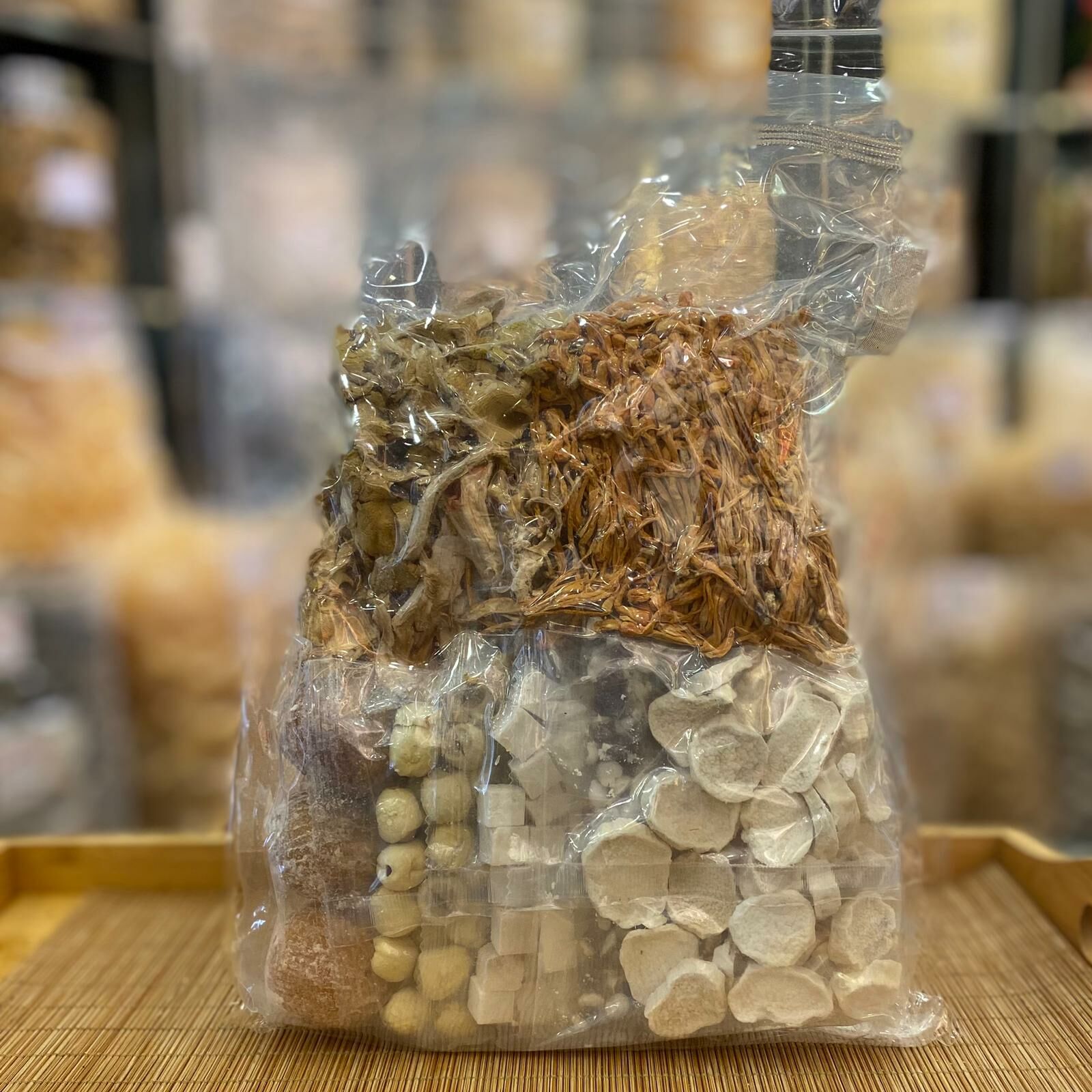 沙蟲乾雞油菌蟲草花雲苓蓮子湯