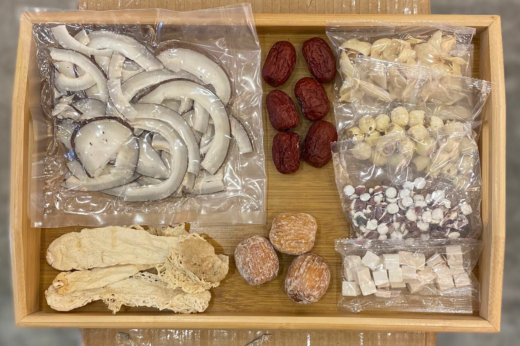 竹笙椰皇蓮子百合潤肺湯