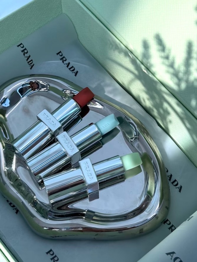 Prada 莫測藍透光唇膏