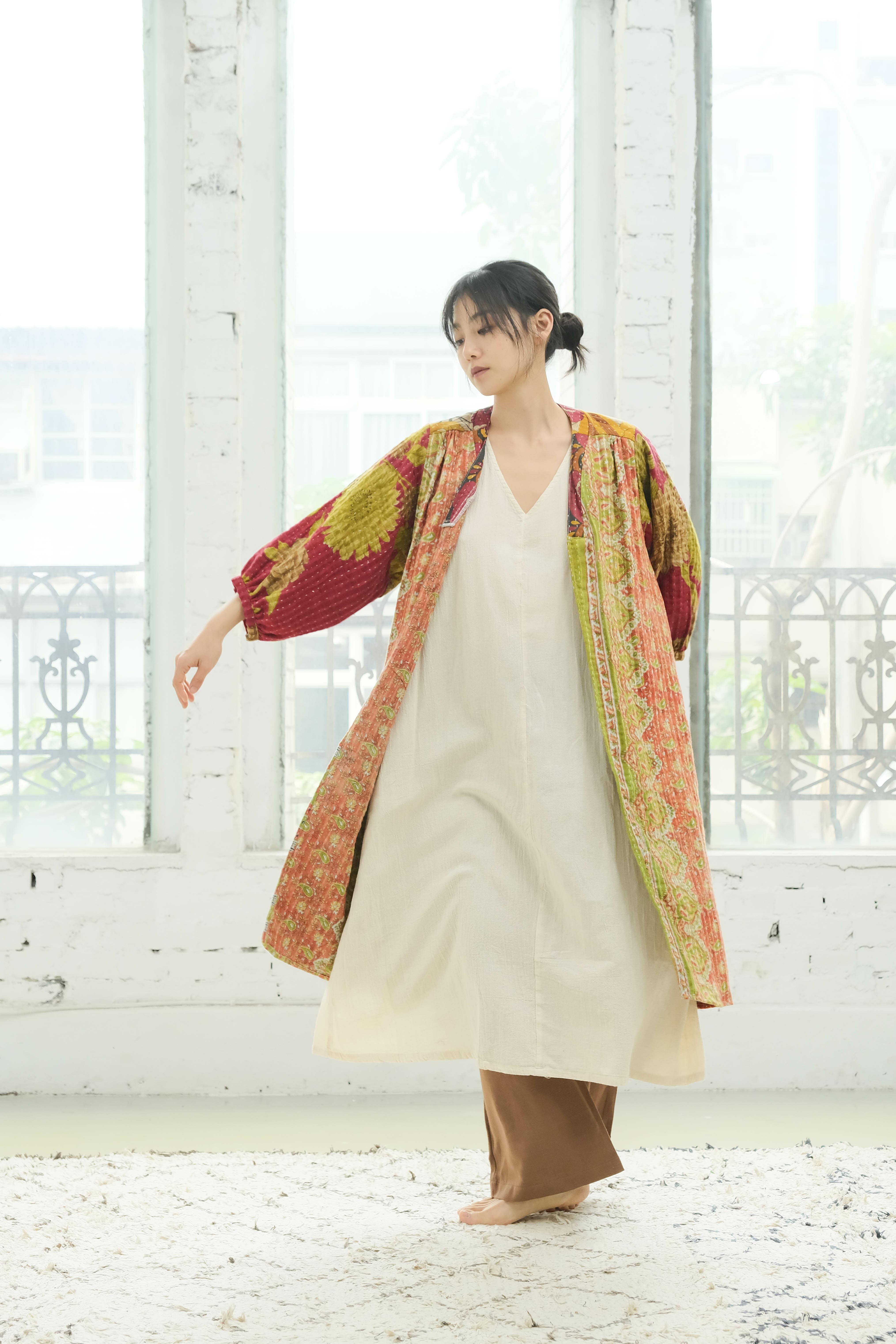 坎塔刺繡澎袖後抓褶長版外套 溫帶花園 - B