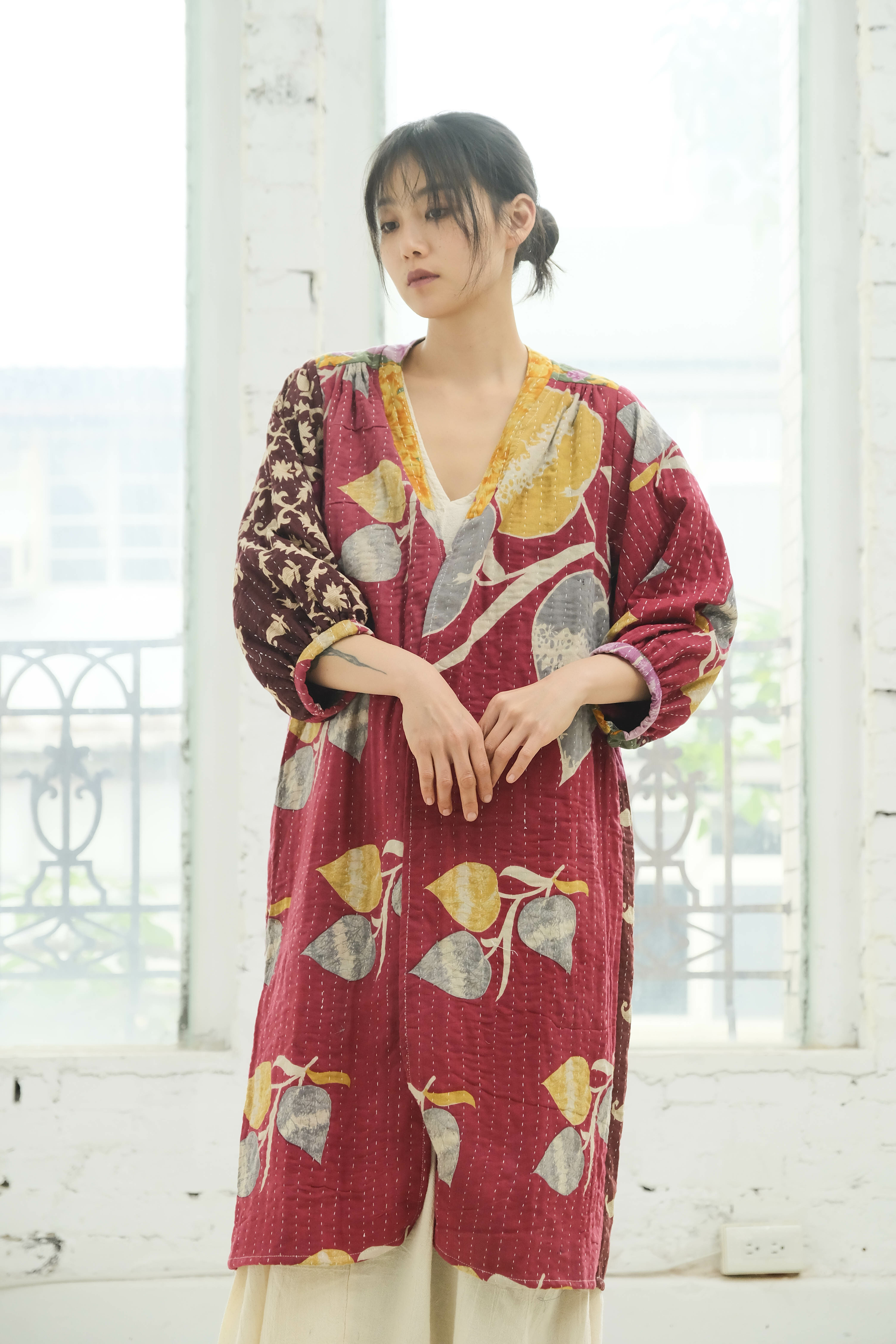 坎塔刺繡澎袖後抓褶長版外套 異國拼圖 - C