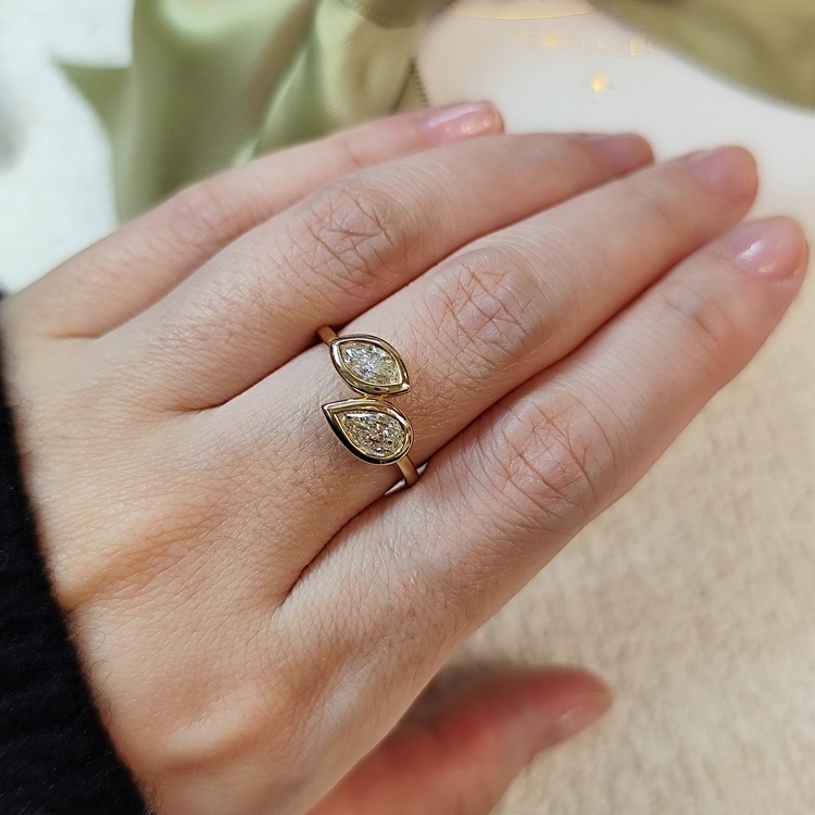 環抱系列 |18K黃金梨形及馬眼形鑽石戒指