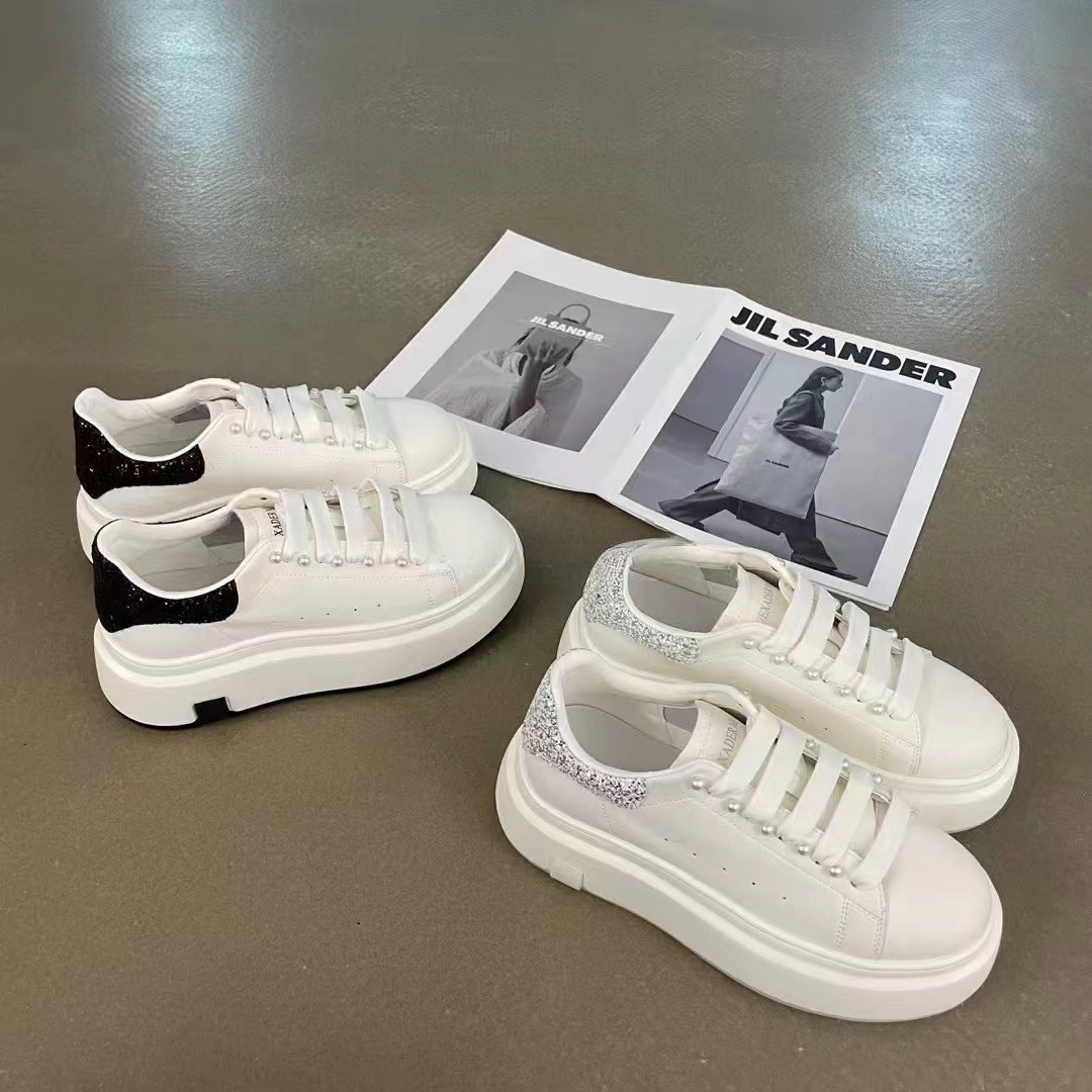 亮片和珍珠飾厚底小白鞋