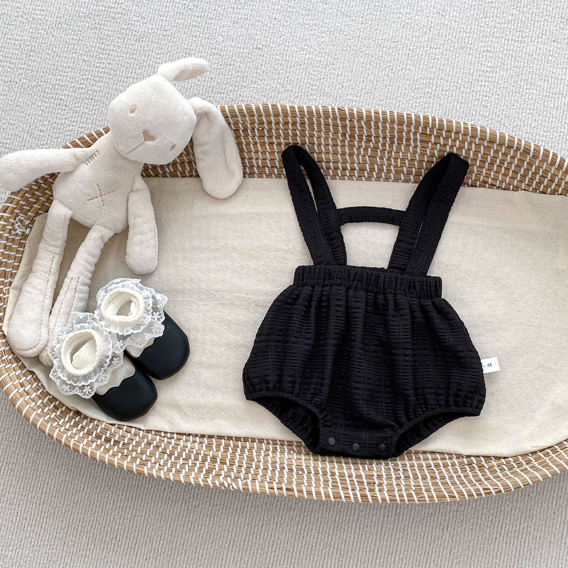 有領碎花/蝴蝶結上衣/黑色吊帶褲