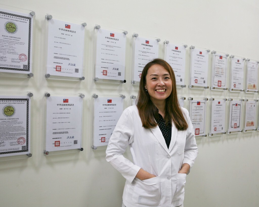 豐華生物科技的產品暨行銷部經理、營養學博士蔡欣宇表示，益生菌經過包埋技術處理，被酸性蔓越莓殺死的說法有誤。（圖/豐華生技提供）