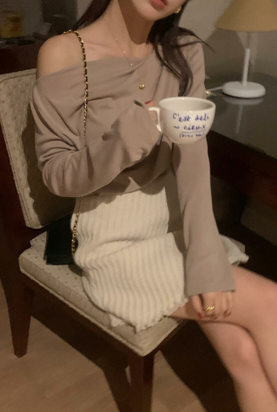 平口露肩皺摺上衣(杏色)