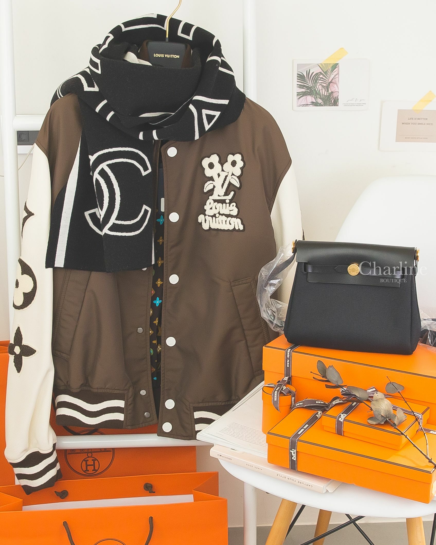 Chanel 黑色白線條簍空字母CC/滿版白字CC羊毛圍巾,Hermès Neo Herbag 黑色金釦迷你手提肩背包,Louis Vuitton 咖啡色尼龍白色圓釦線條滾邊毛毛刺繡字母圖騰羊皮長袖外套-Charline Boutique 精品代購