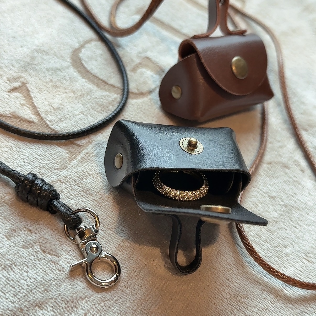 Gy”25迷你皮革金釦裝可愛小包’墜鍊