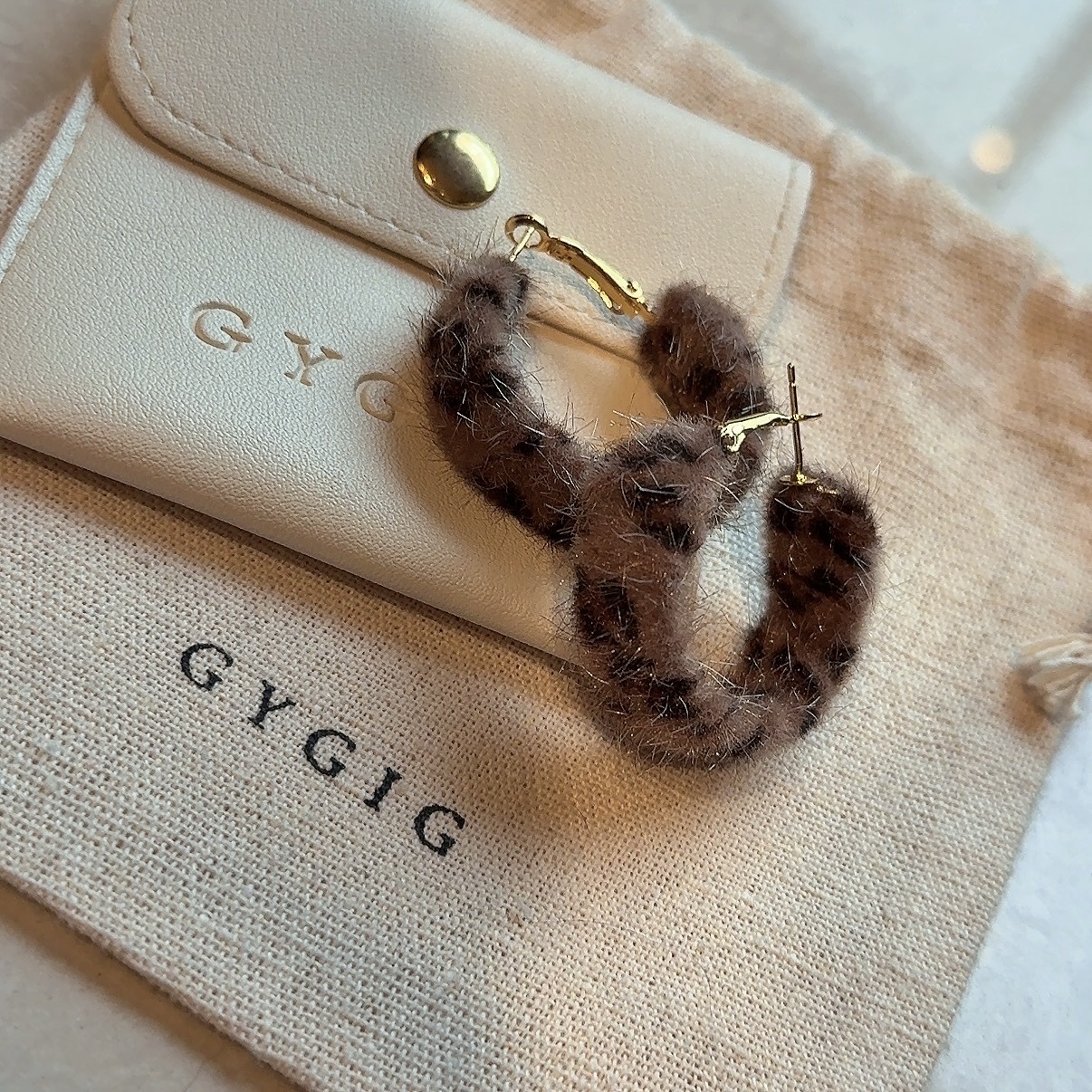 Gy毛絨絨豹紋金釦圈”耳釦釘