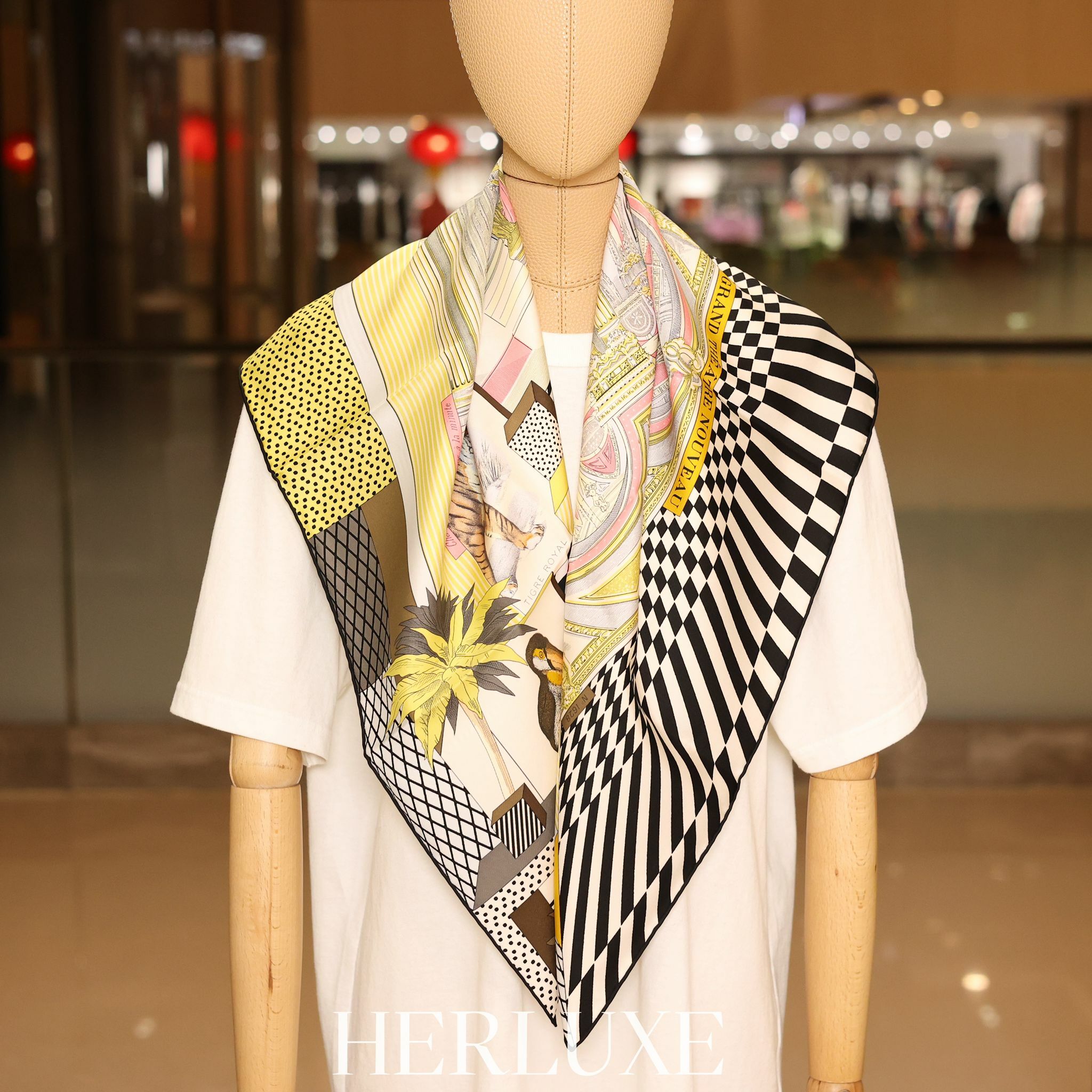 Grand theatre nouveau scarf 100% soie 90x90cm