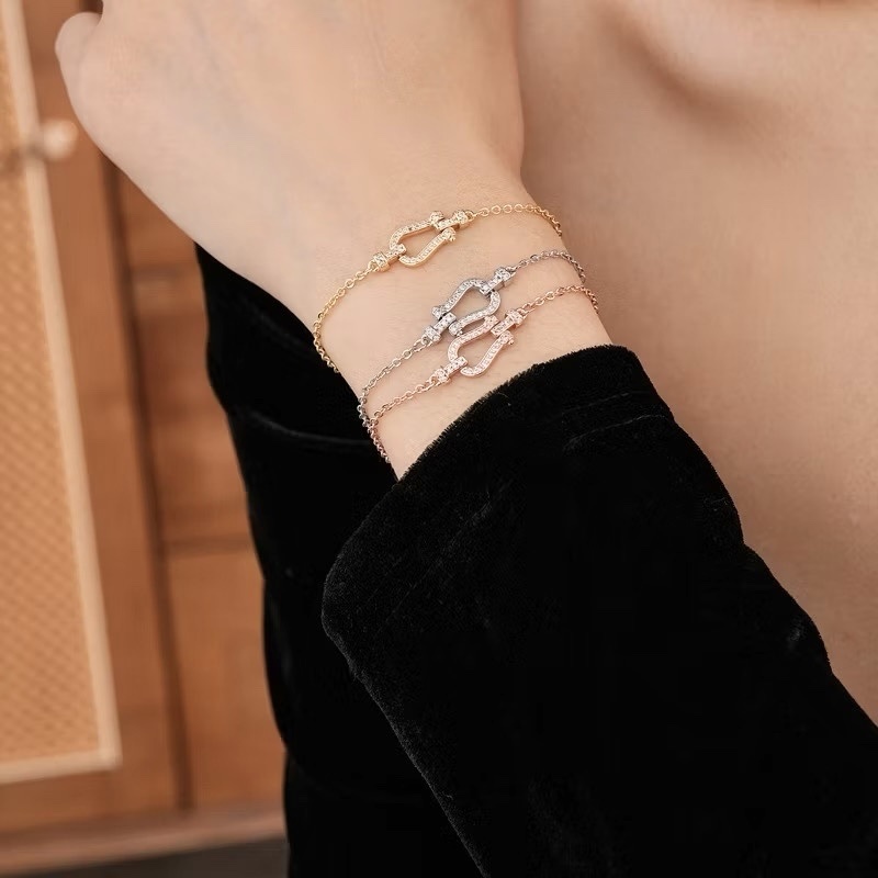 F”低奢華馬蹄釦中號滿鑽手鍊