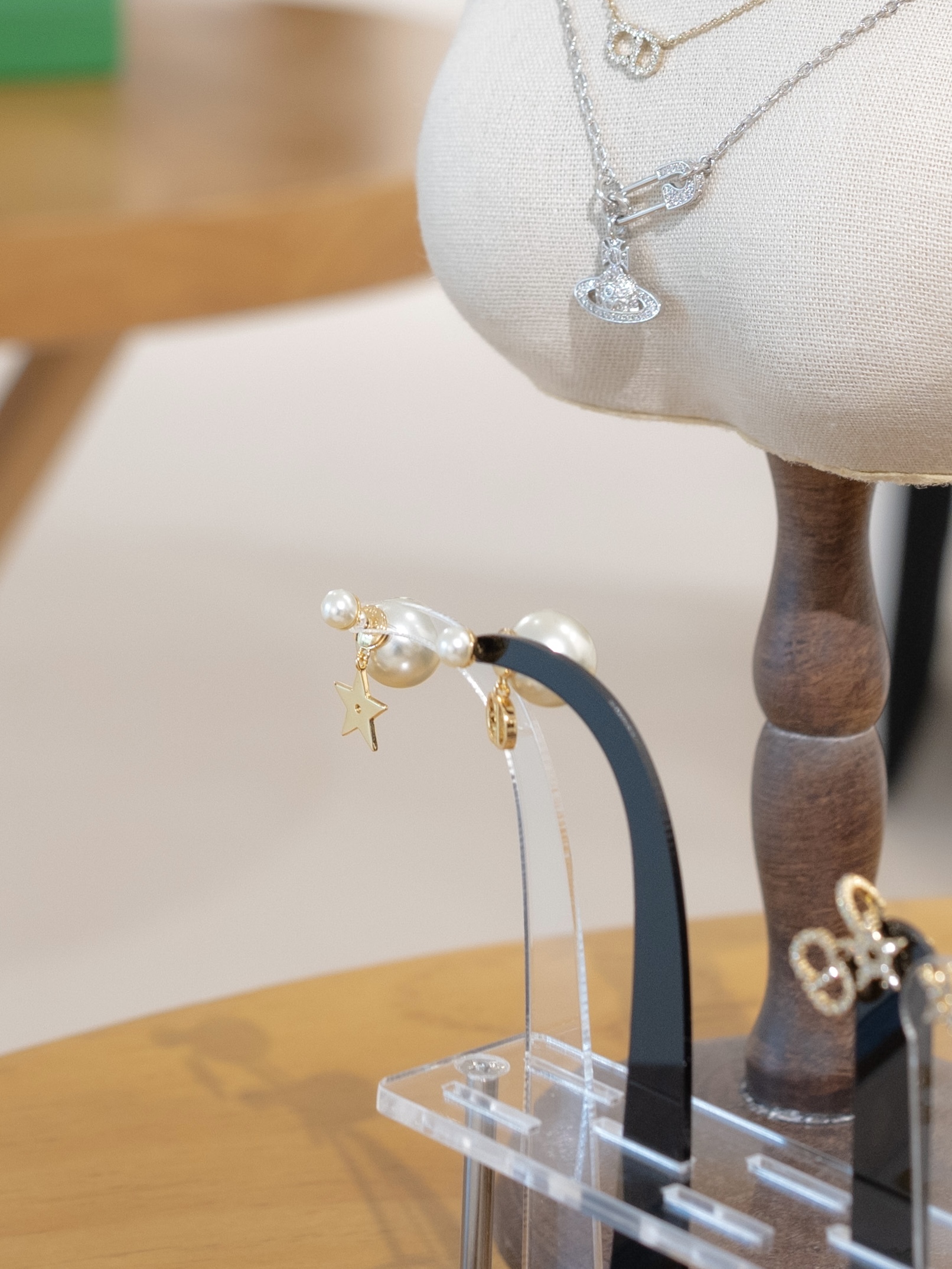 DIOR Tribales Earrings 白色 大小珍珠 金色星星CD 不對稱 垂墜 耳環