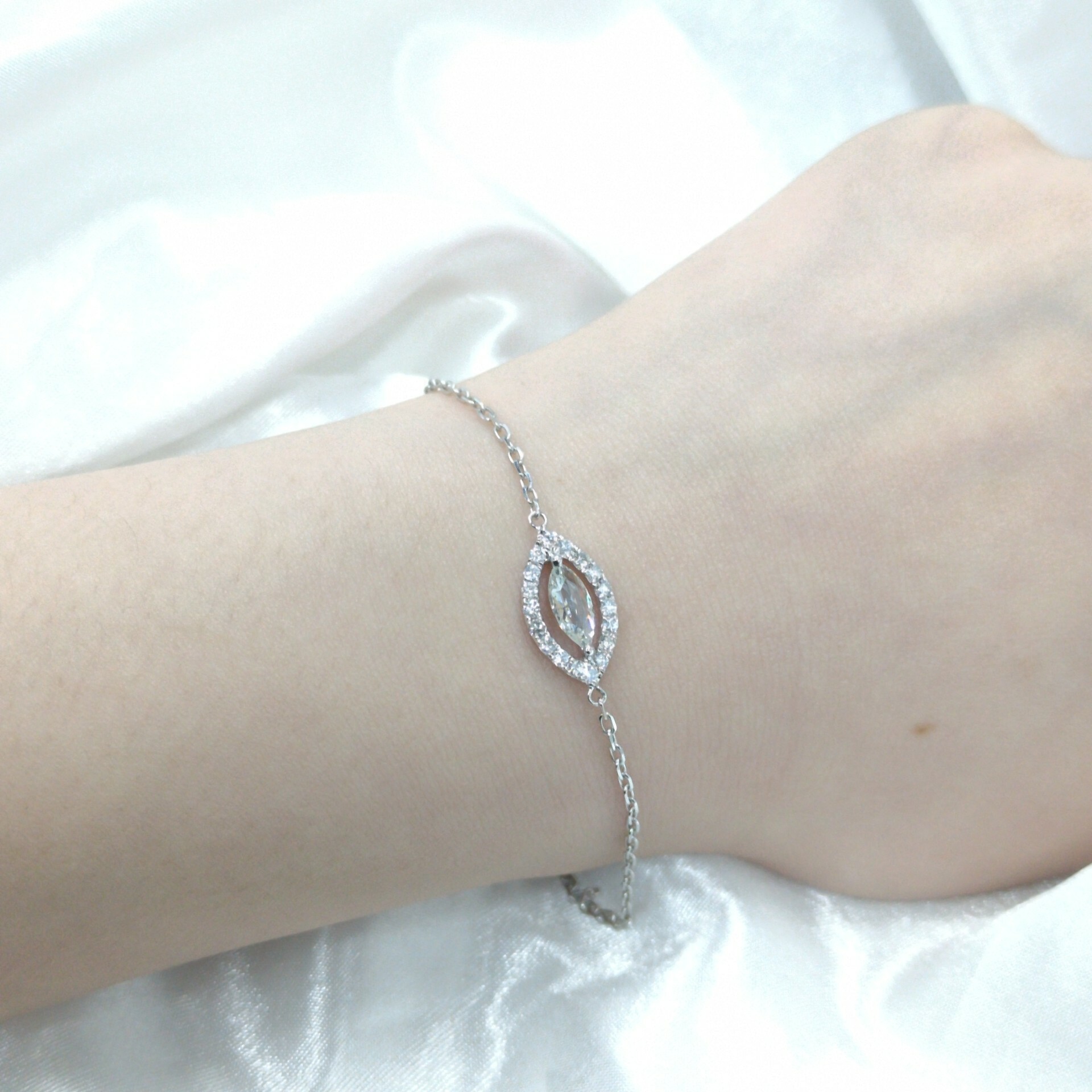 全新18K白金【單粒27份欖尖形鑽石】配小鑽共65份鑽石手鍊