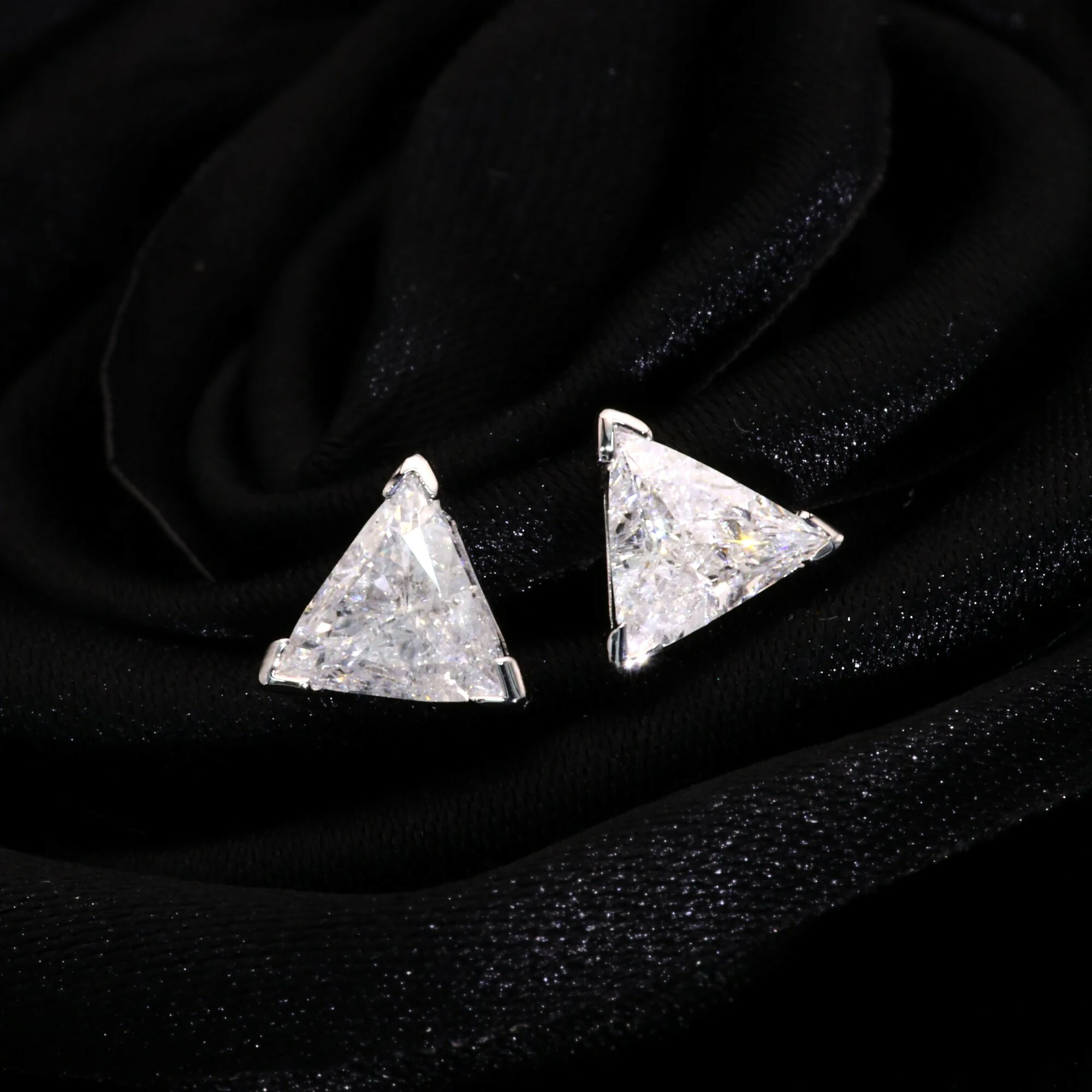全新18K白金【主石79份三角形鑽石】耳環