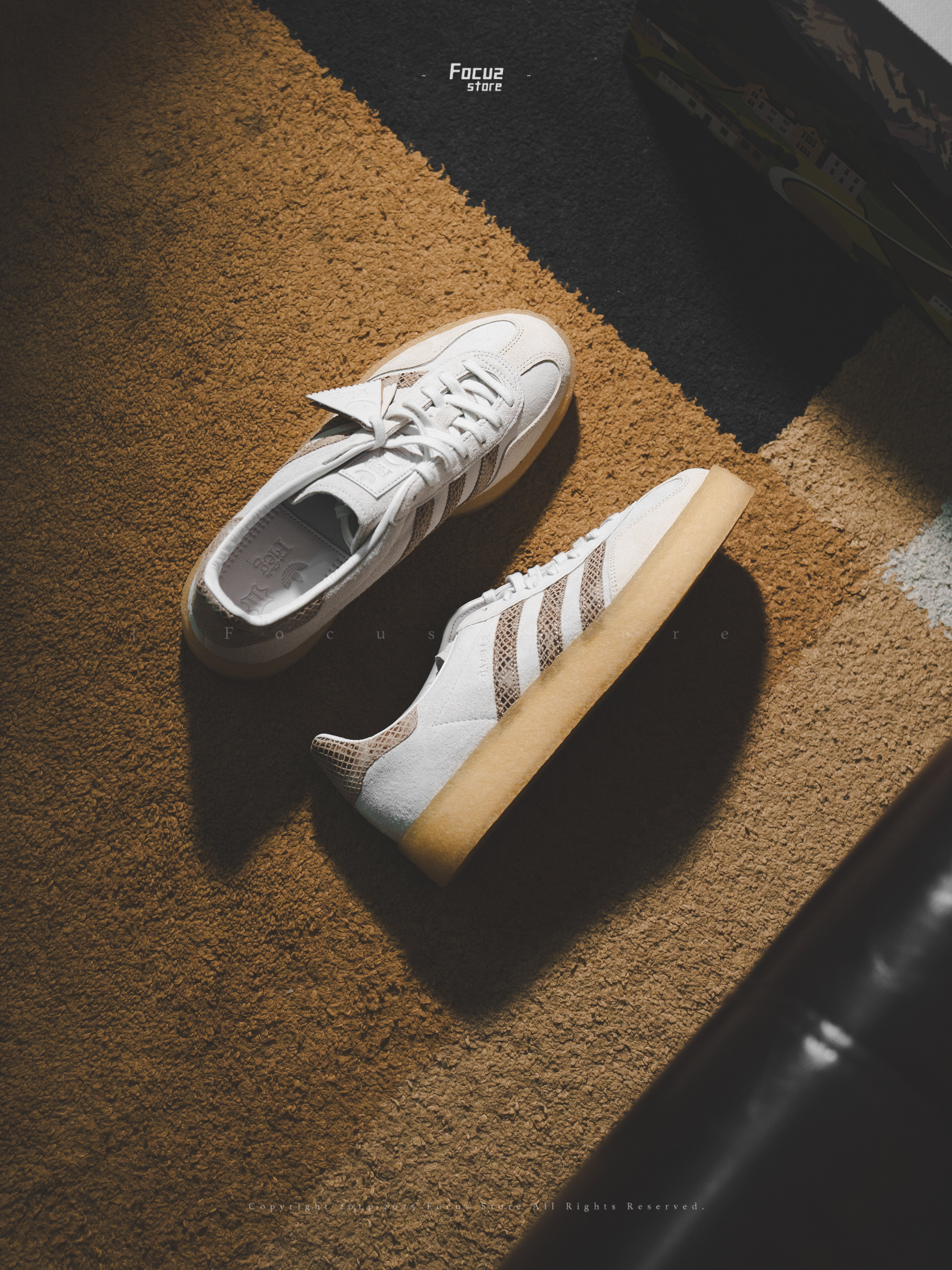 【Focus Store】預購 Kith Ronnie Fieg x Clarks x 8th Street x Adidas Gazelle "Kithmas" 沙色 蛇紋 JS1754
