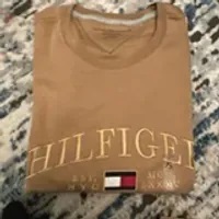 [U] TOMMY HILFIGER MEN'S EMBROIDERED HILFIGER GRAPHIC T-SHIRT,BROWN, 78JB307-210 (UTH268)
