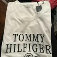 [U] TOMMY HILFIGER HILFIGER MONOGRAM T-SHIRT, WHITE, 76J5449-100 (UTH272)