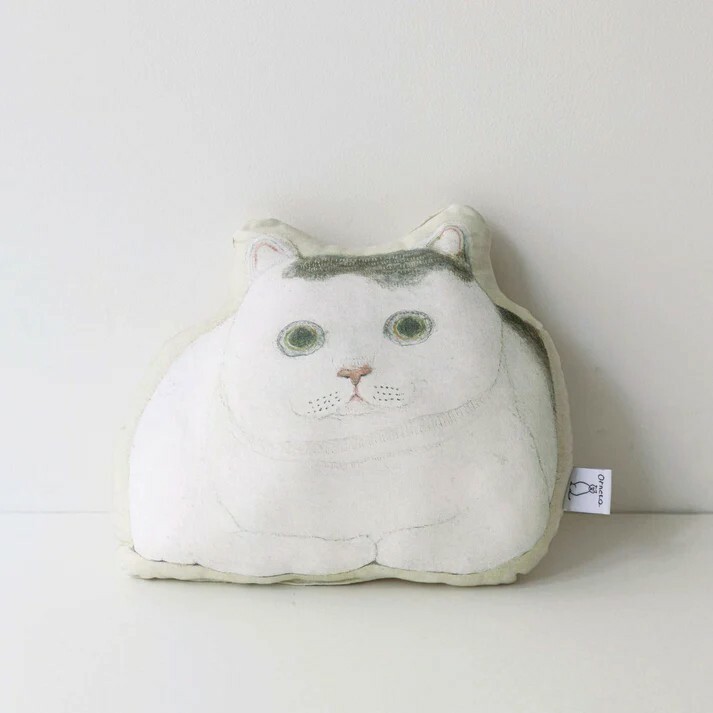 Orneko - ado貓靠枕 grey and white cat "cat loaf"