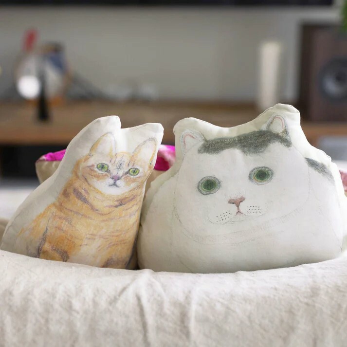 Orneko - ado貓靠枕 grey and white cat "cat loaf"