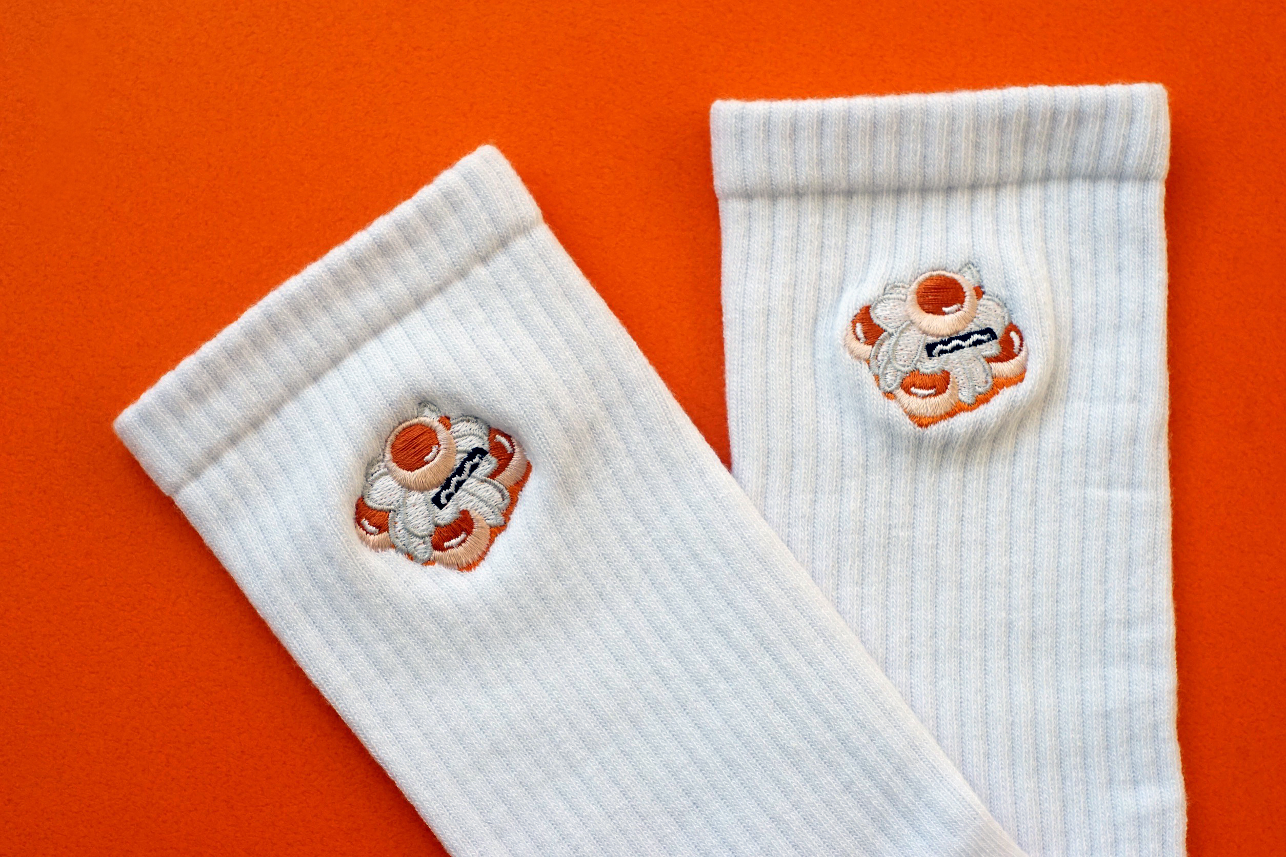 （售完）某某經典「聖多諾黑」刺繡白色中長襪