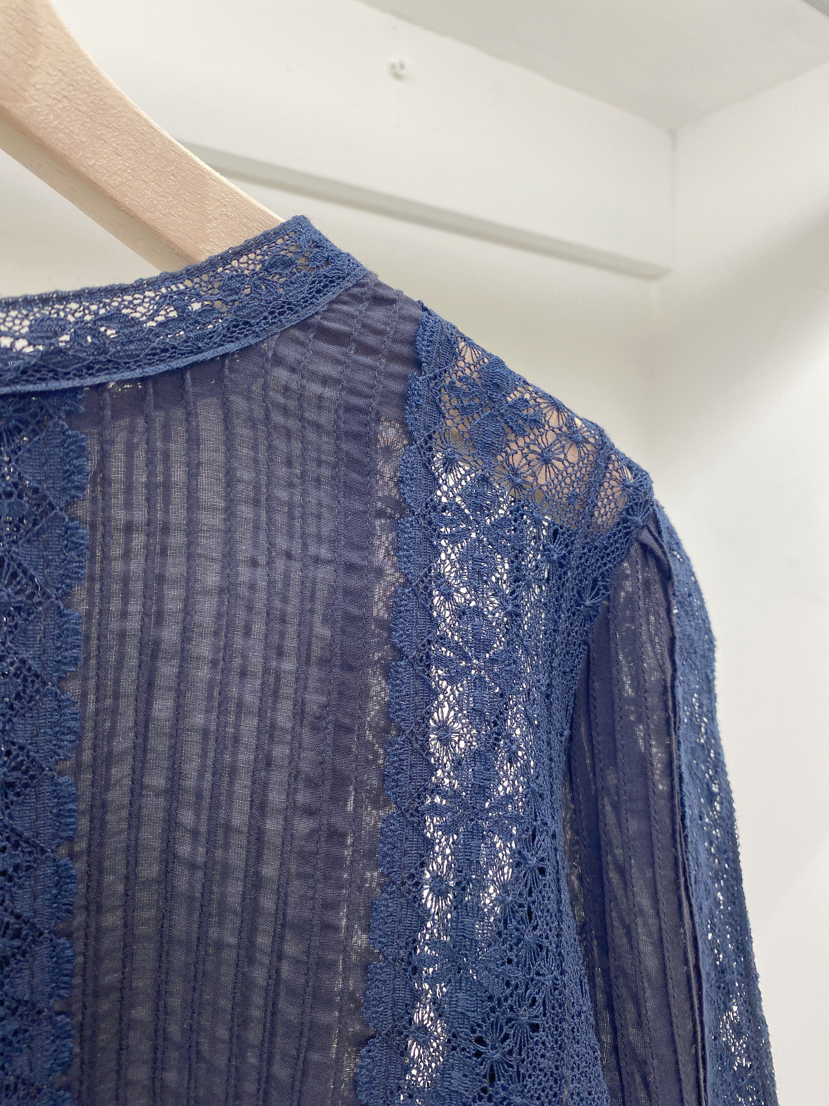 可調節蕾絲透膚上衣